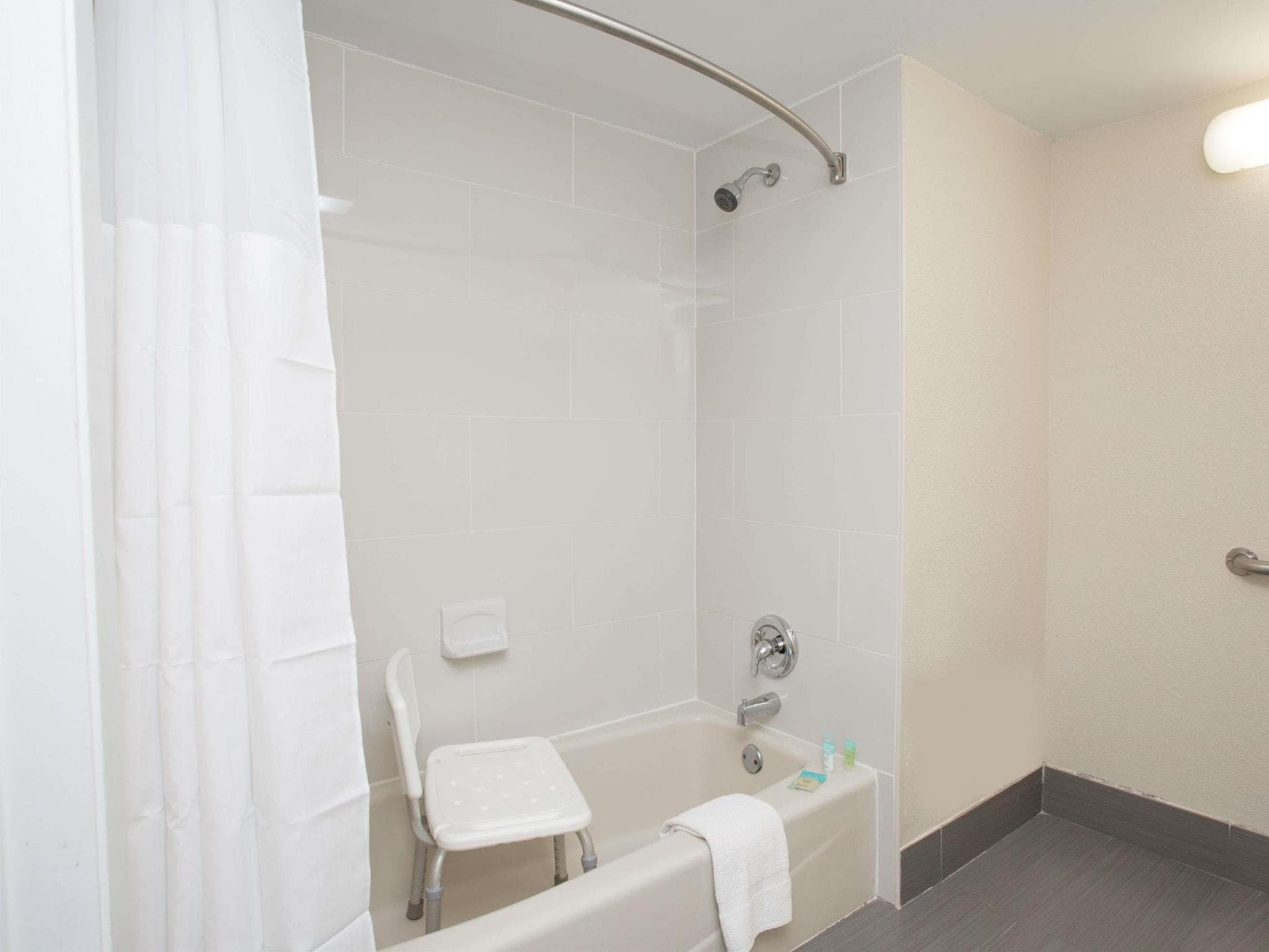 Days Inn & Suites by Wyndham Orlando Airport photo 4
