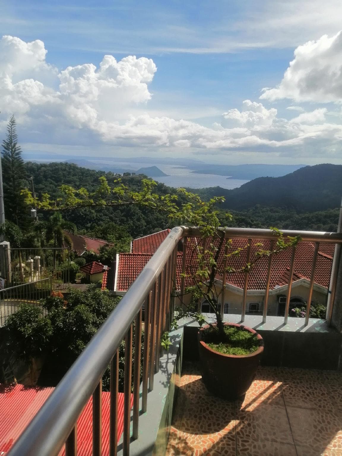 Sang Yoo Mountain View Tagaytay Hotel - Taal Lake View