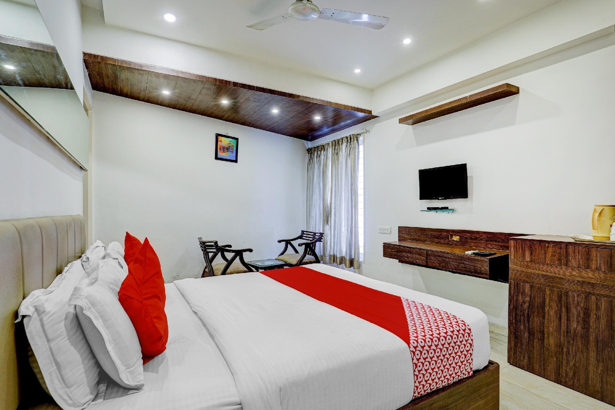 OYO 70229 Hotel Skylight