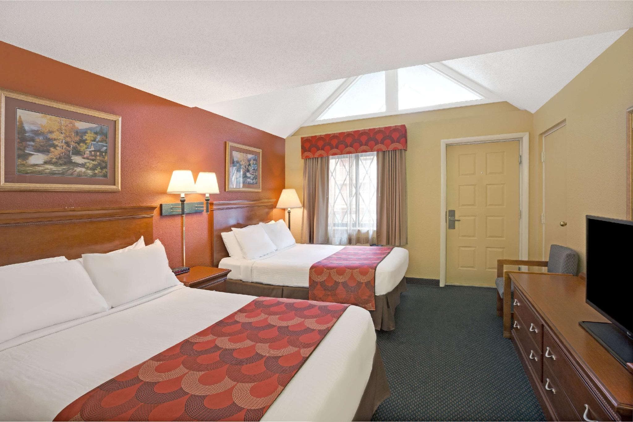 Super 8 By Wyndham Downtown Gatlinburg At Convention Center photo 2