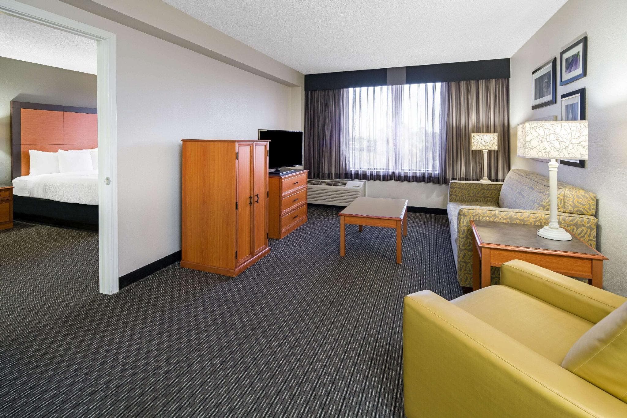 La Quinta Inn & Suites by Wyndham Buena Park photo 2