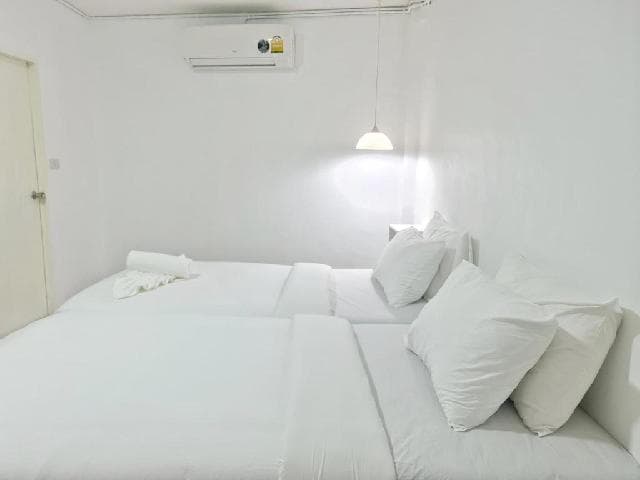 De'white Hotel photo 2