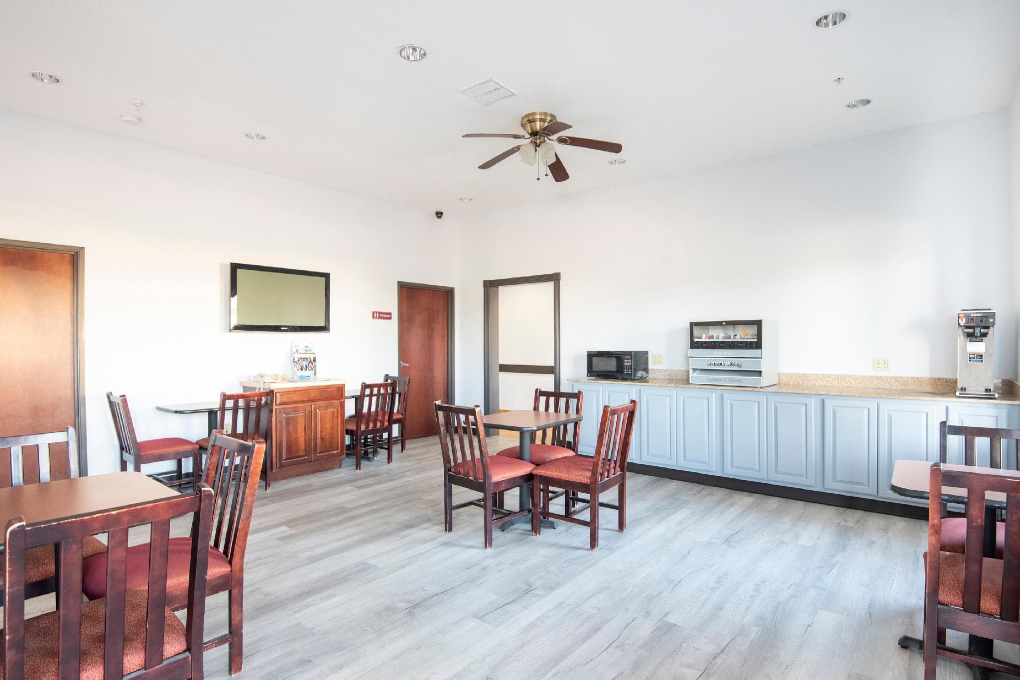 OYO Townhouse Clute Lake Jackson photo 5
