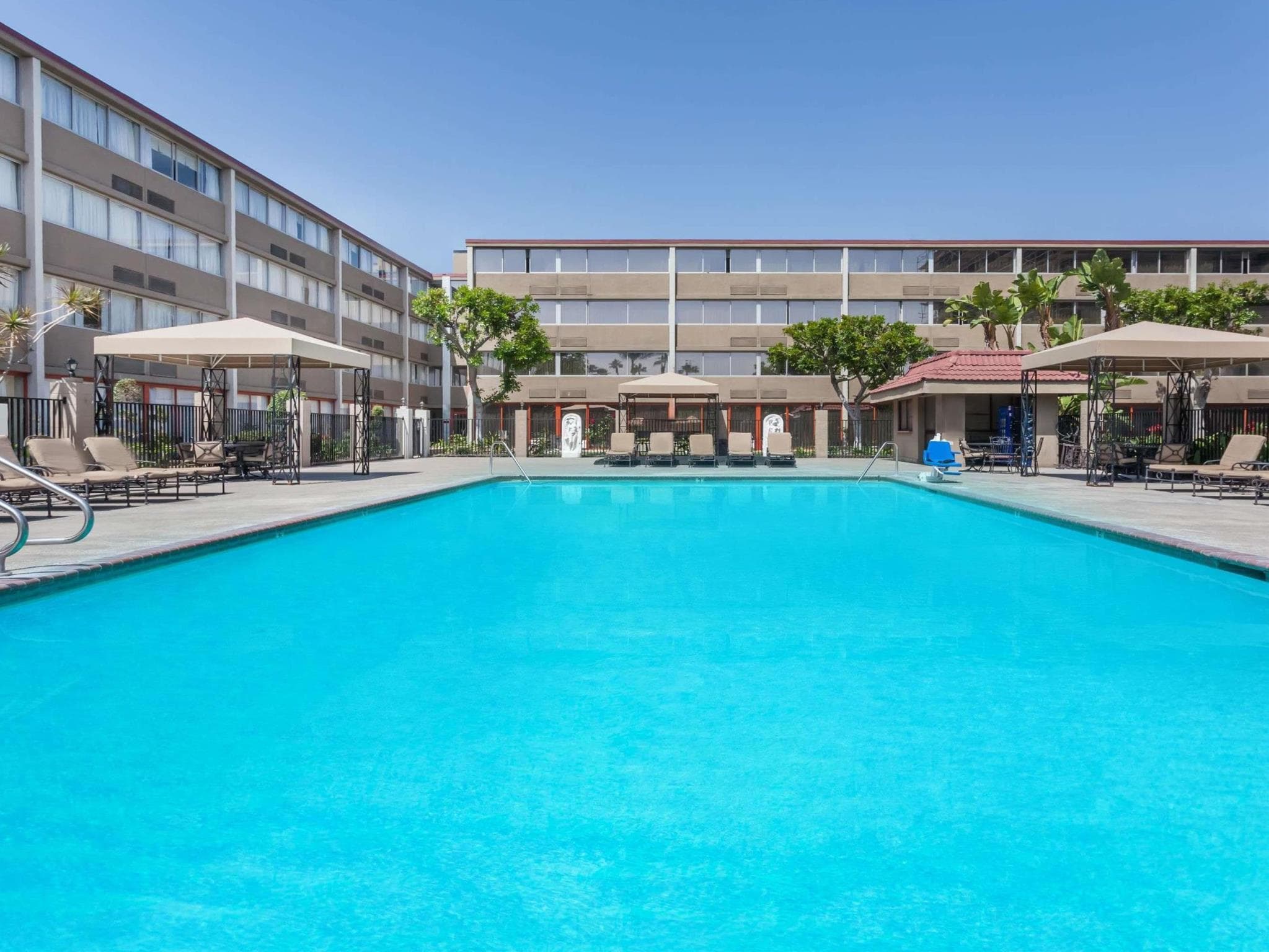 Howard Johnson Hotel&Conf Cntr by Wyndham Fullerton/Anaheim photo 4