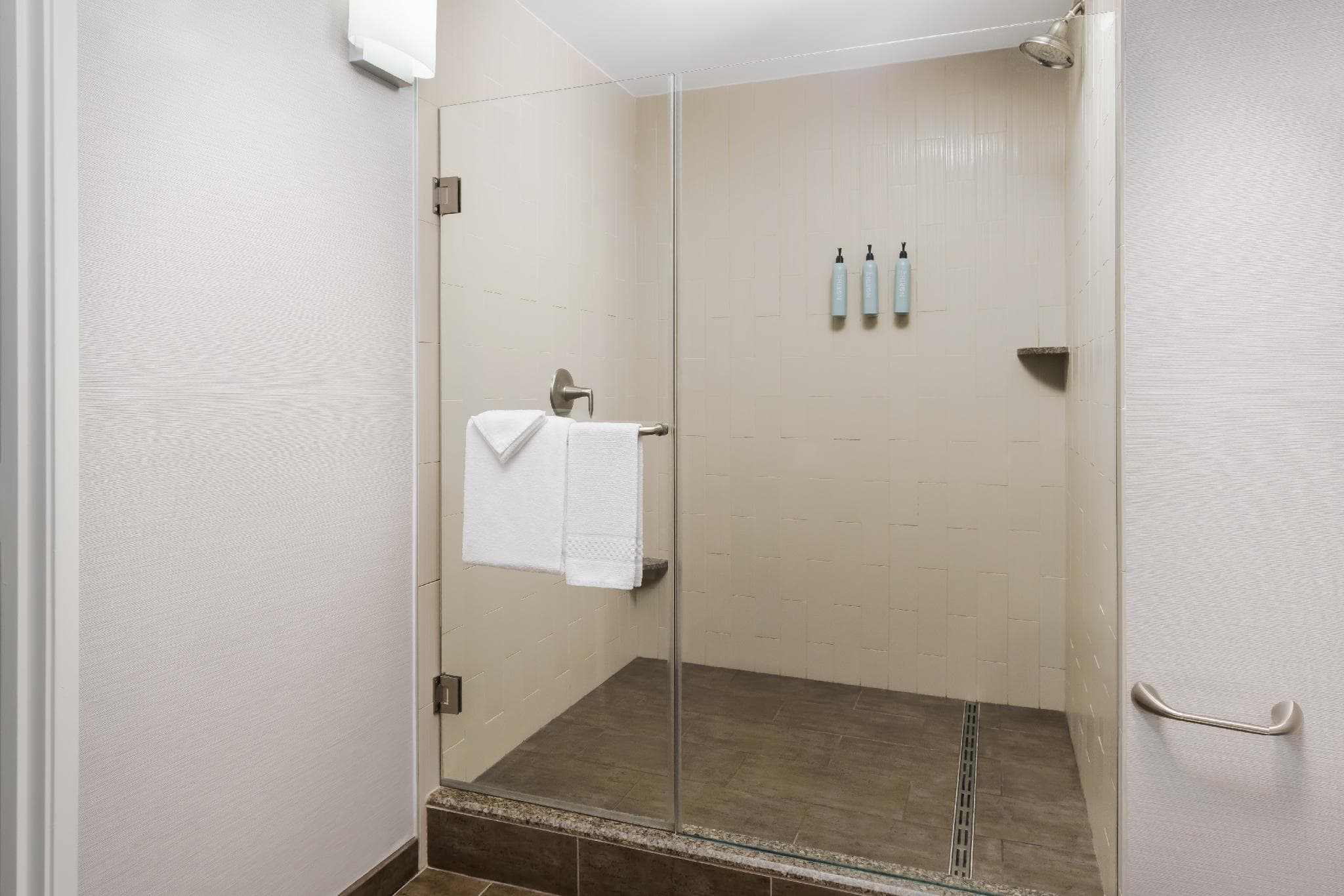 Courtyard by Marriott Los Angeles Woodland Hills photo 2
