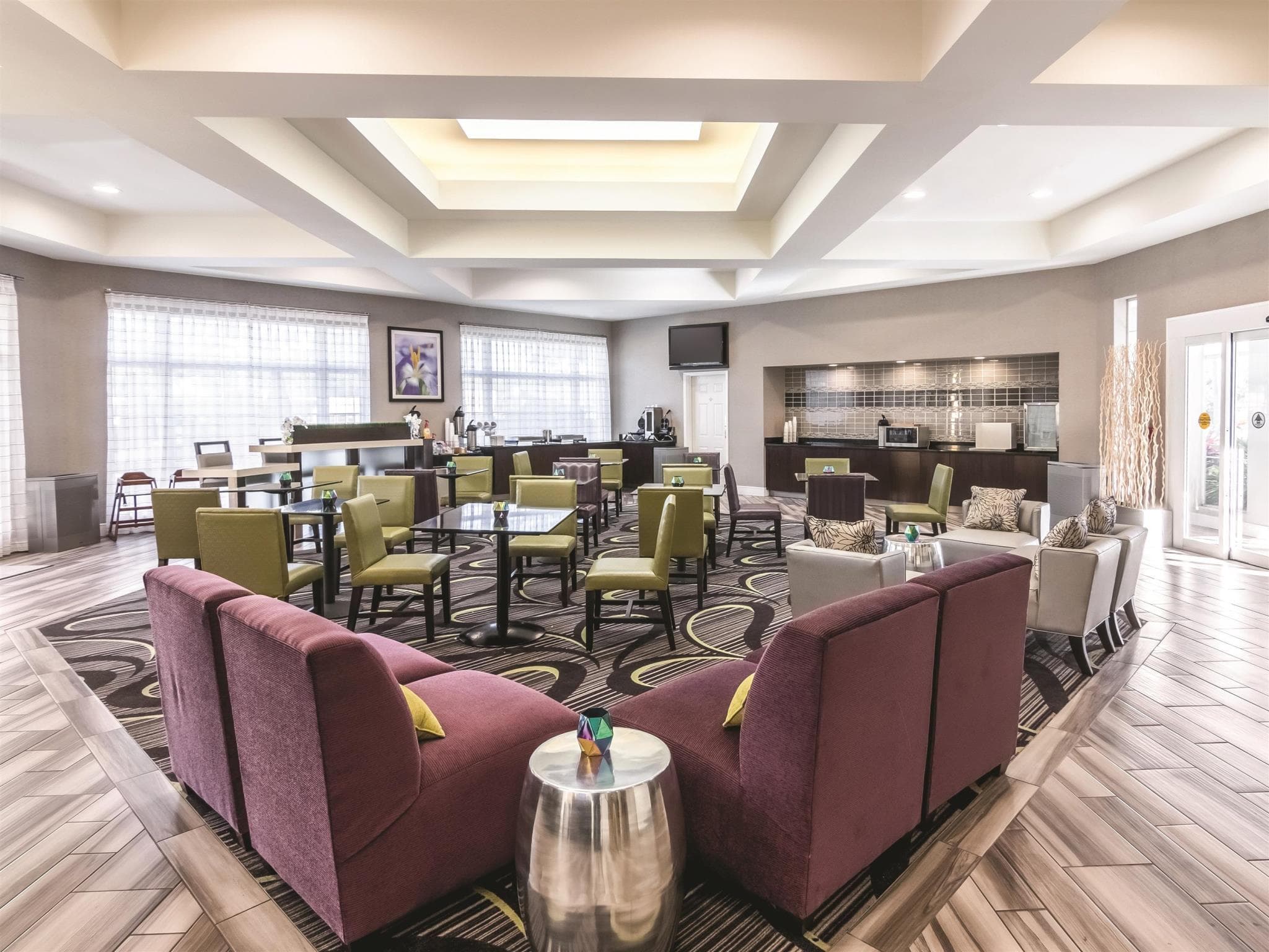 La Quinta Inn & Suites by Wyndham Orlando Airport photo 3