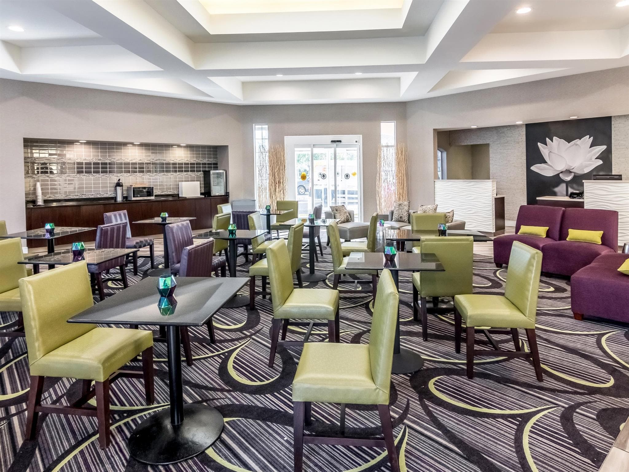 La Quinta Inn & Suites by Wyndham Orlando Airport photo 4