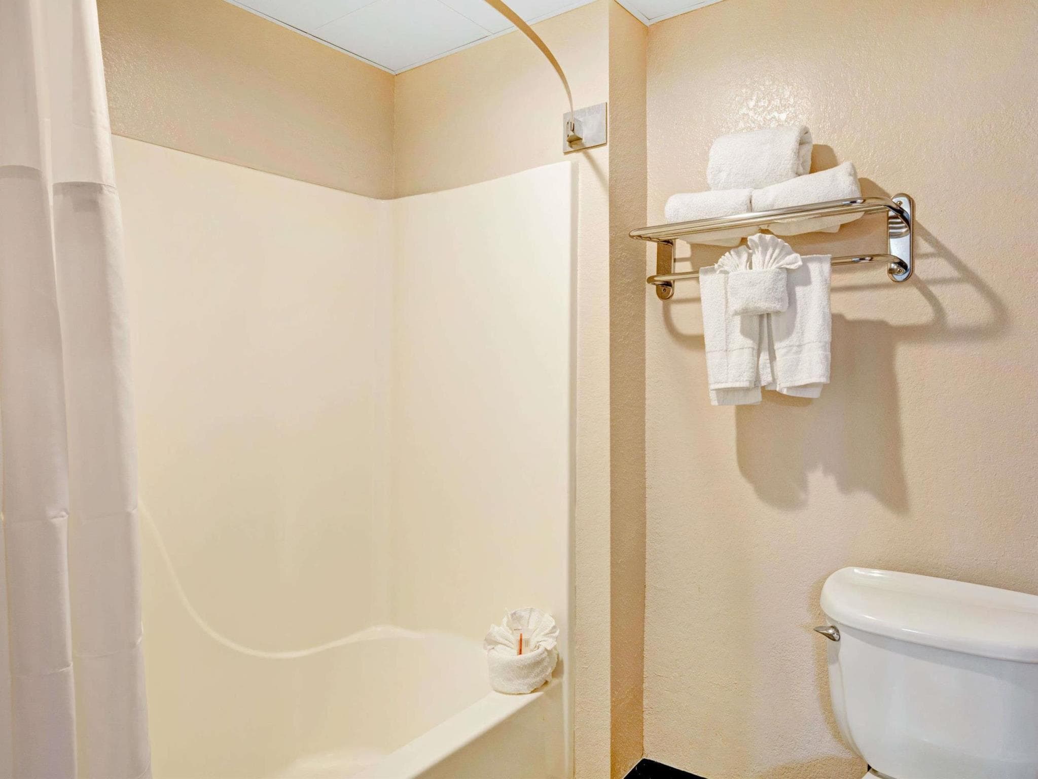Howard Johnson by Wyndham Galveston photo 2