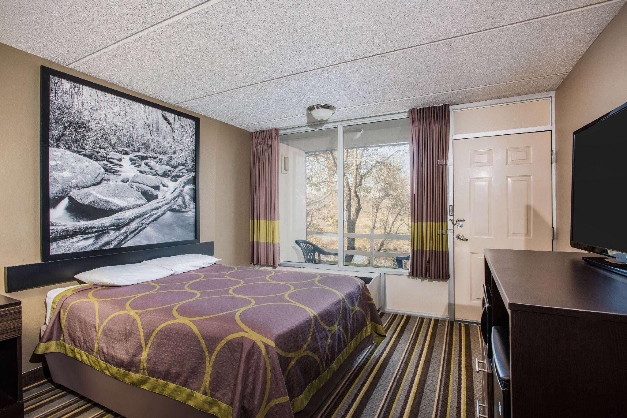 Super 8 By Wyndham Sevierville Riverside photo 2