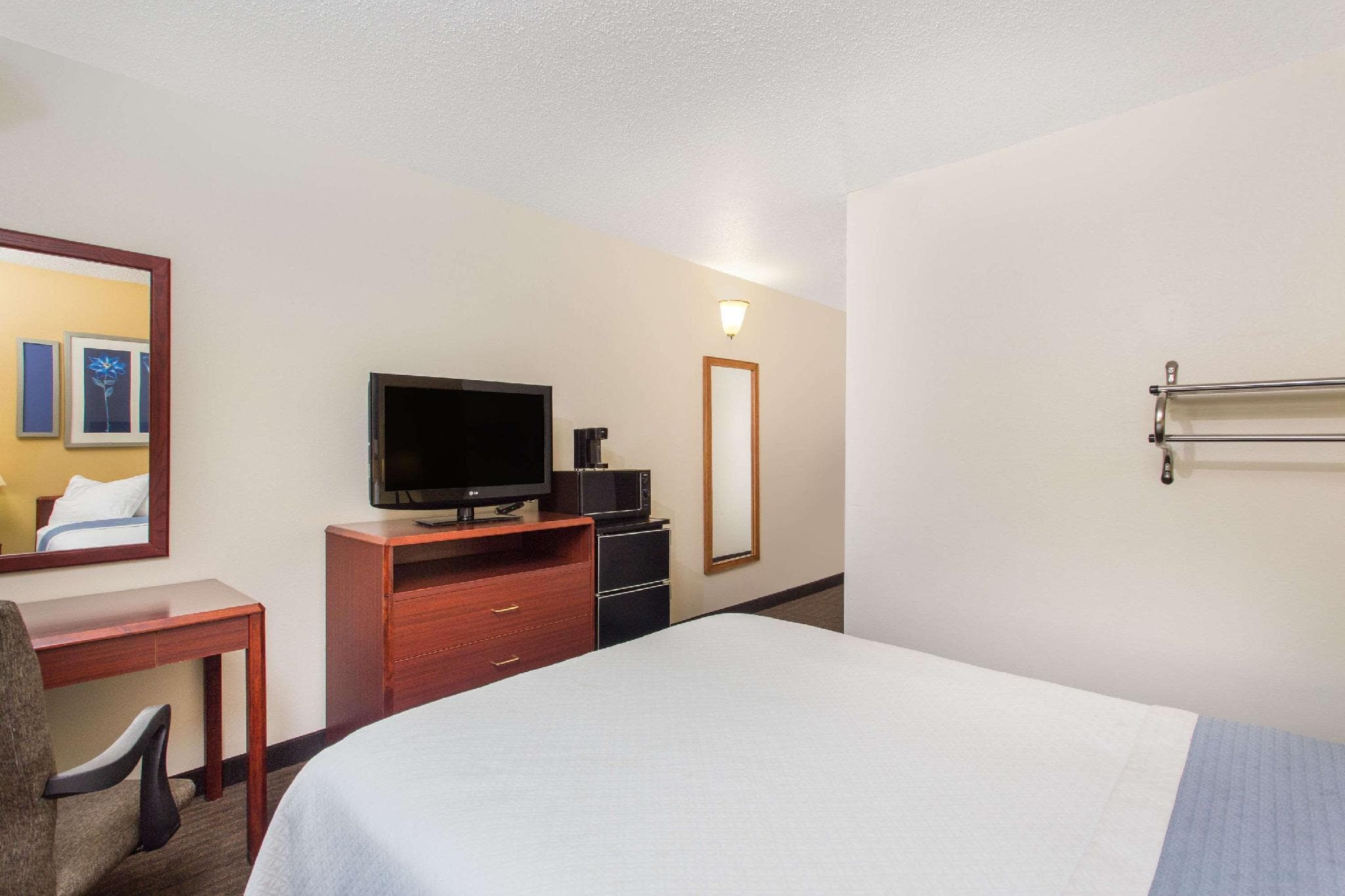Days Inn by Wyndham Austin photo 2