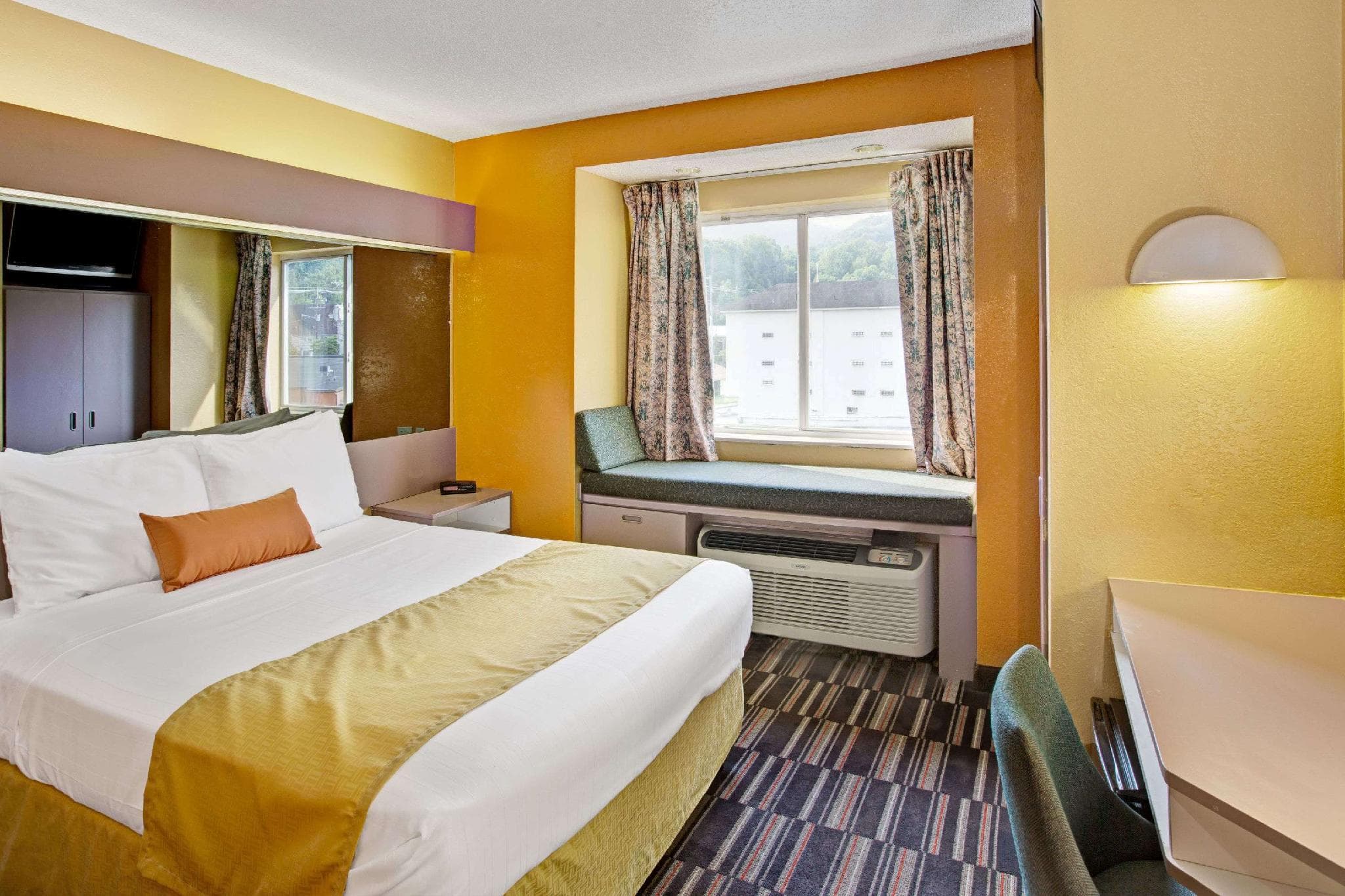 Microtel Inn & Suites by Wyndham Gatlinburg photo 2