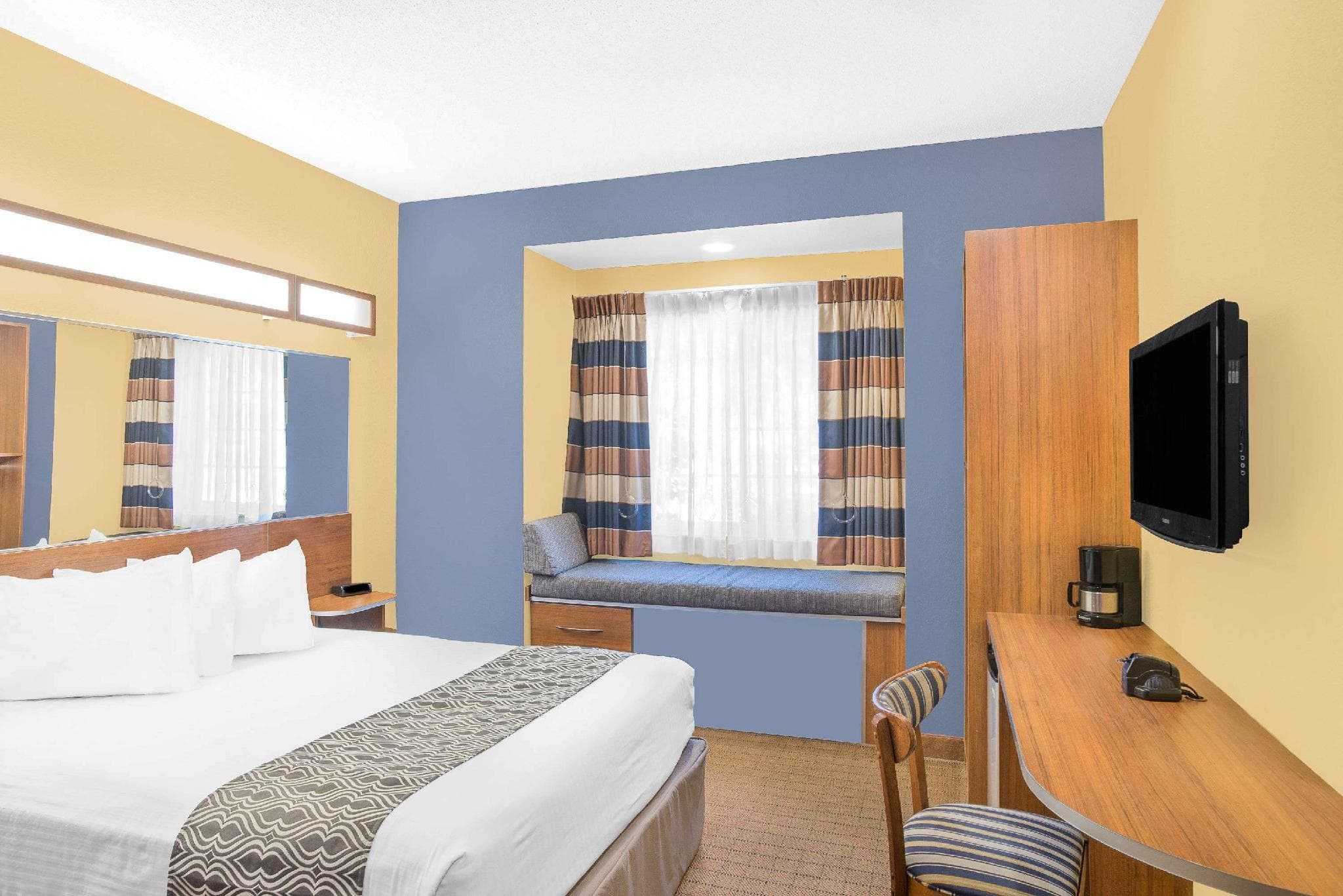 Microtel Inn & Suites by Wyndham Chili/Rochester Airport photo 2