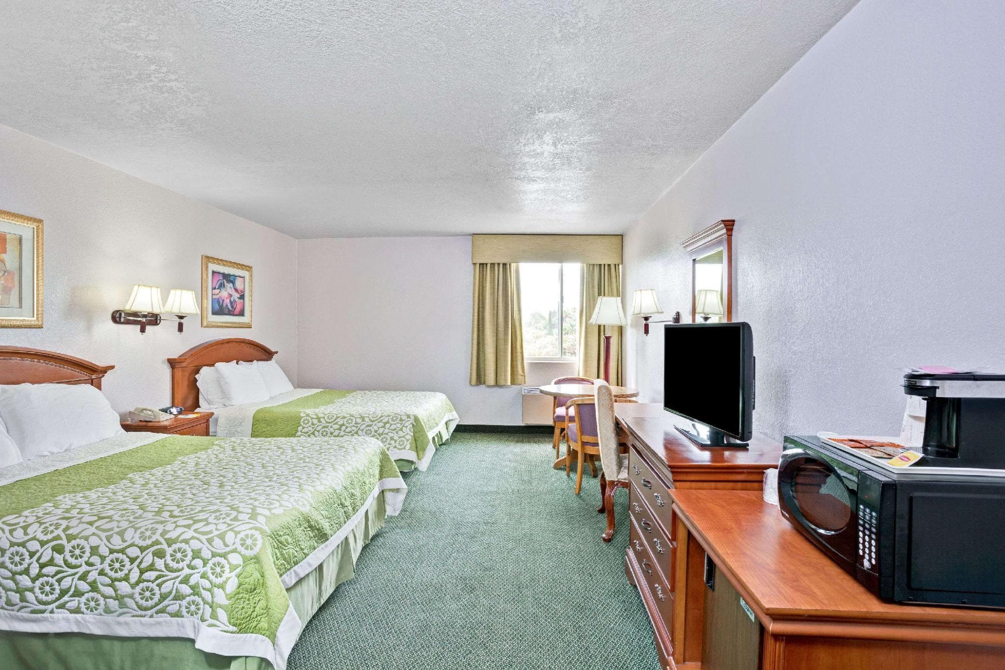 Days Inn & Suites by Wyndham Fullerton photo 2