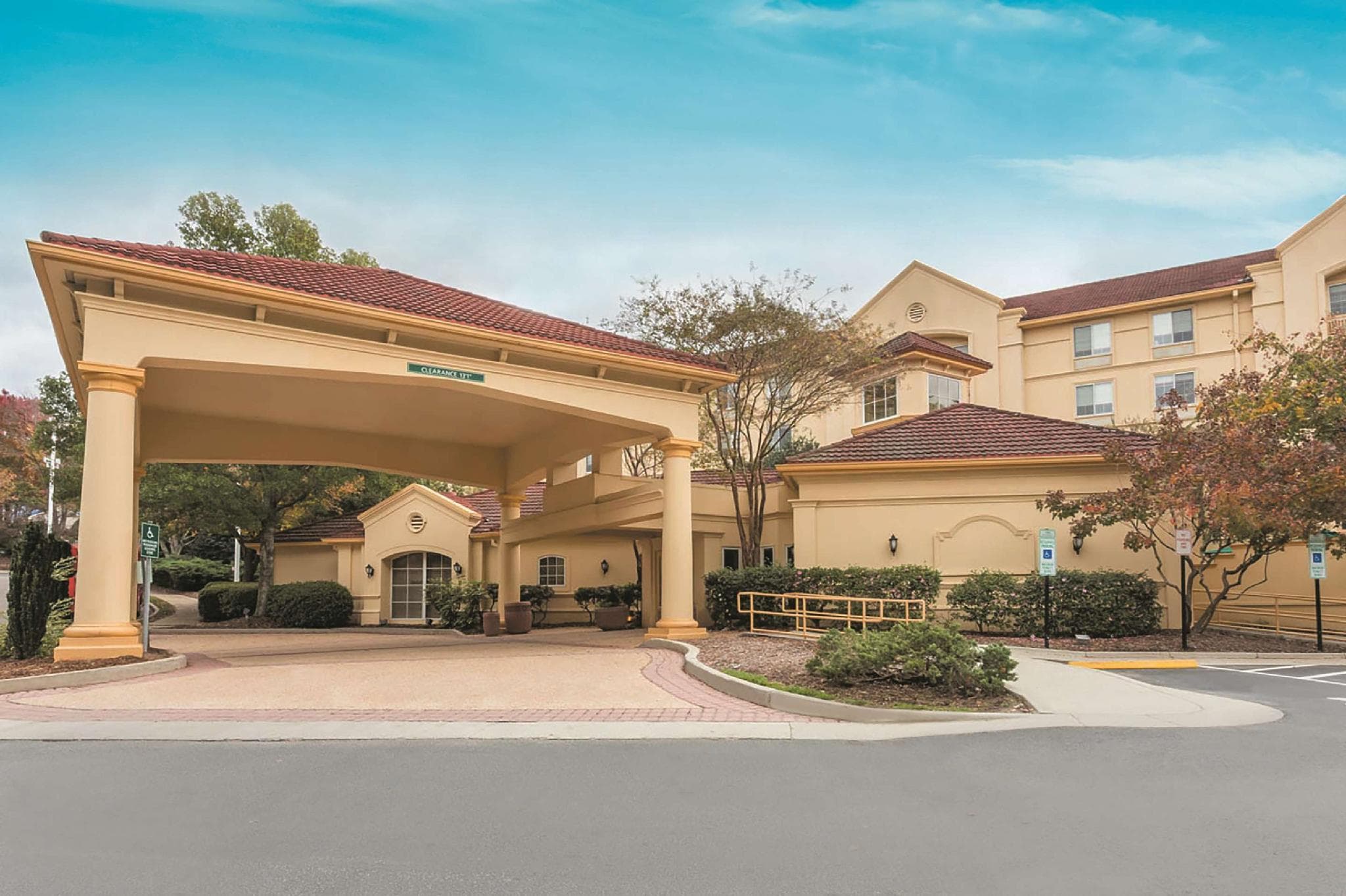 La Quinta Inn & Suites by Wyndham Raleigh Crabtree photo 4
