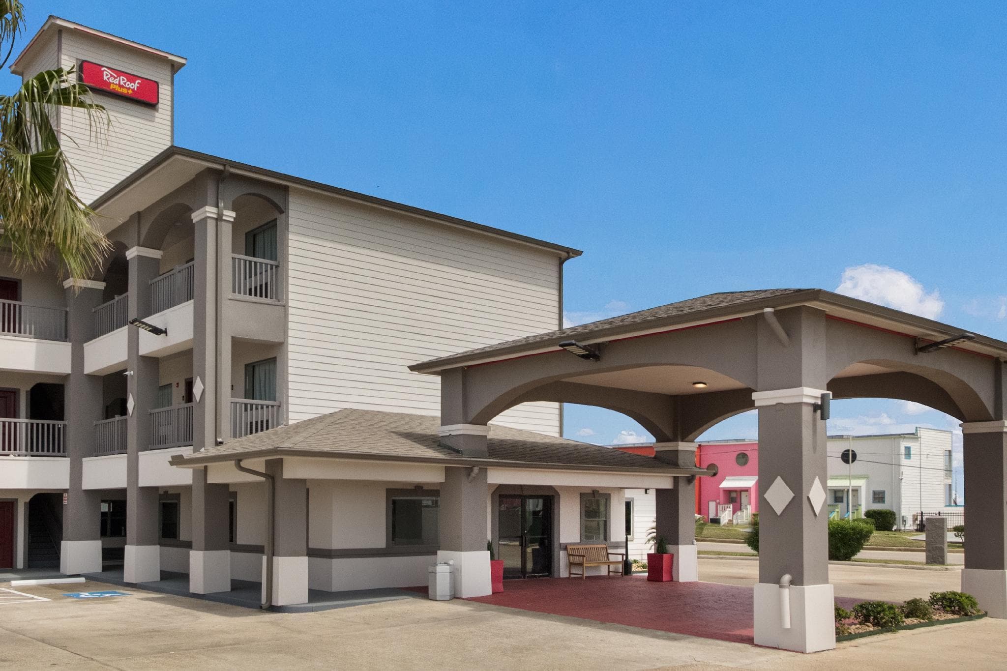Red Roof PLUS+ Galveston - Beachfront photo 4