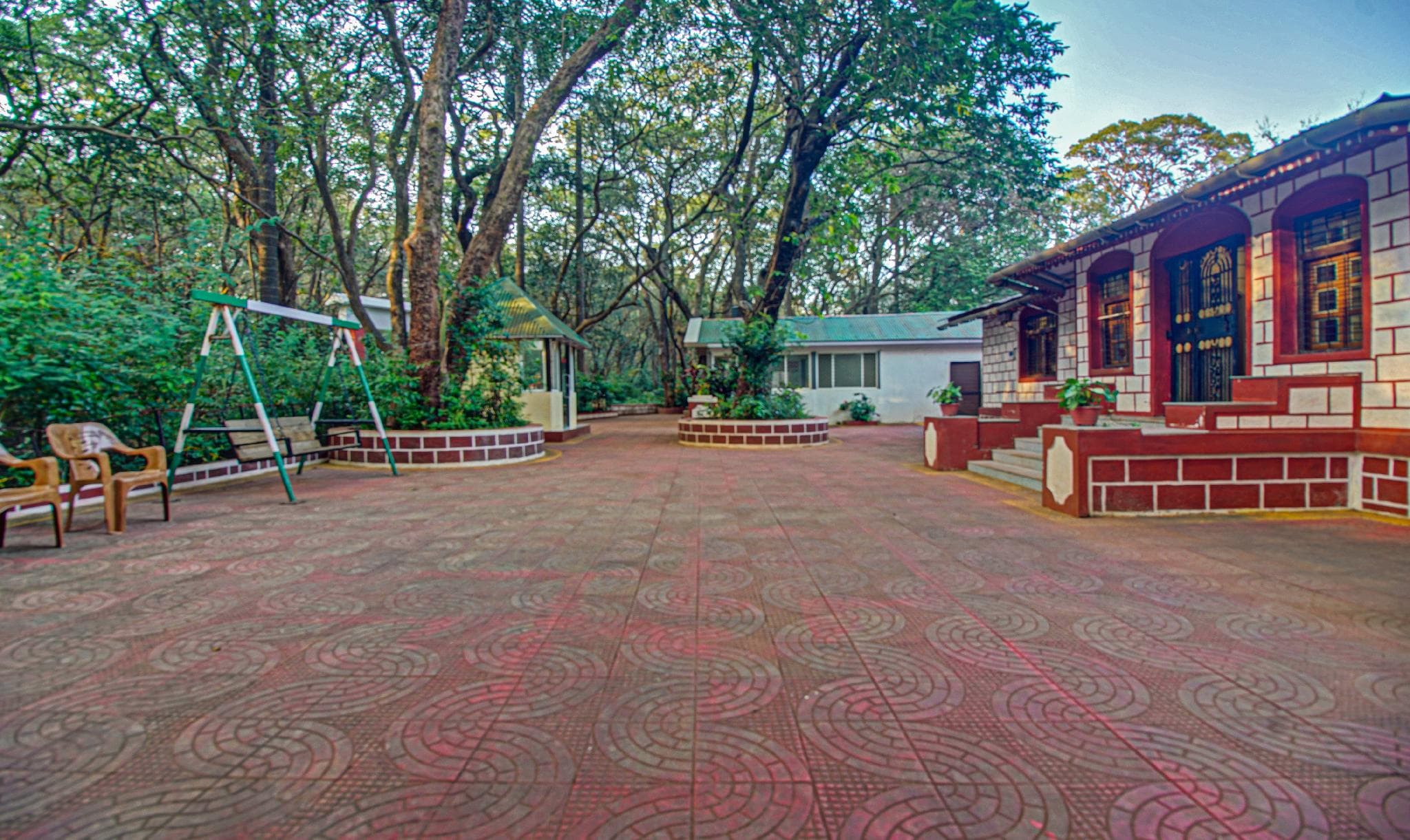 Hotel Shalimar In The Forest