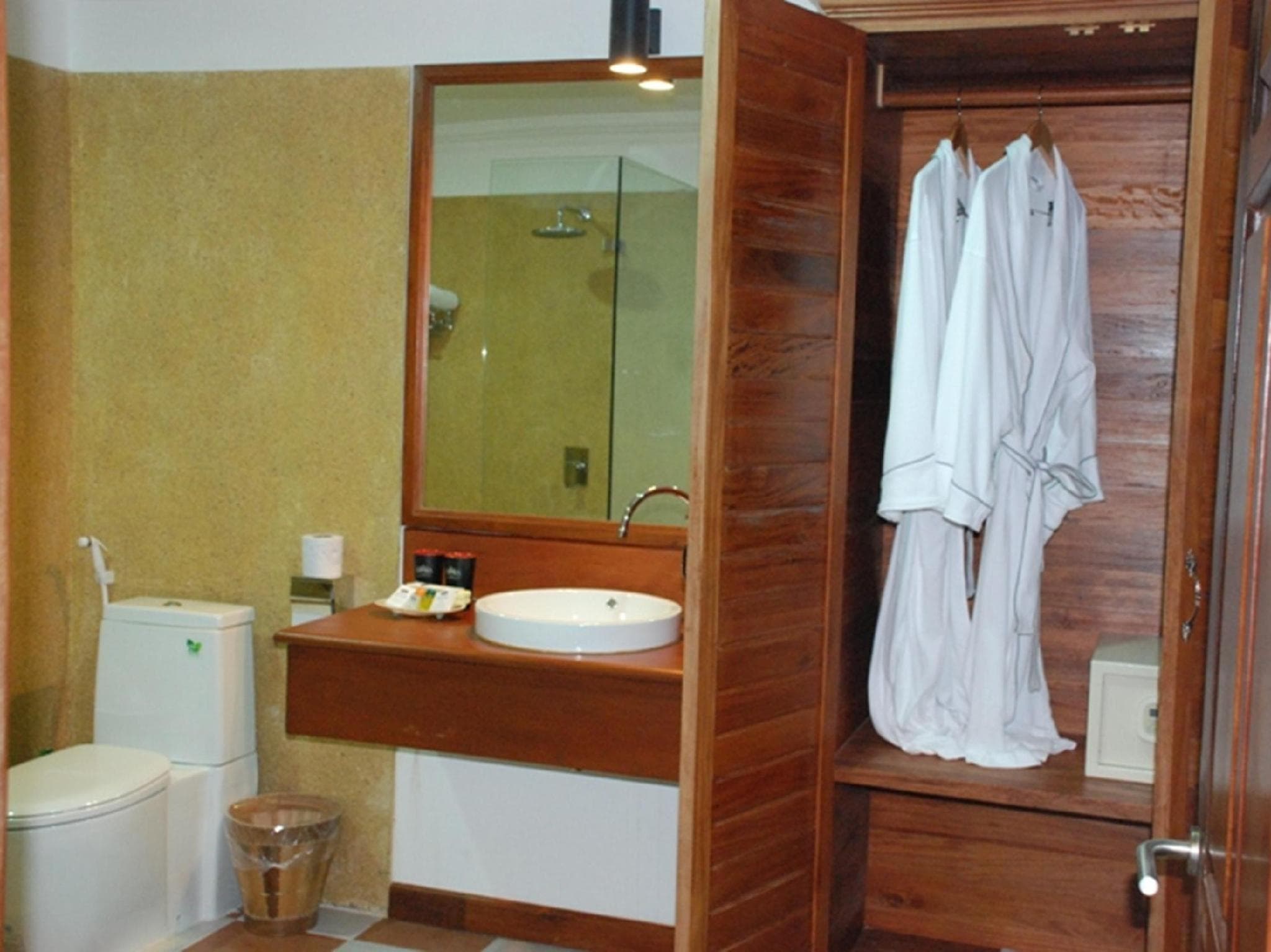 Royal Crown Hotel & Spa photo 3
