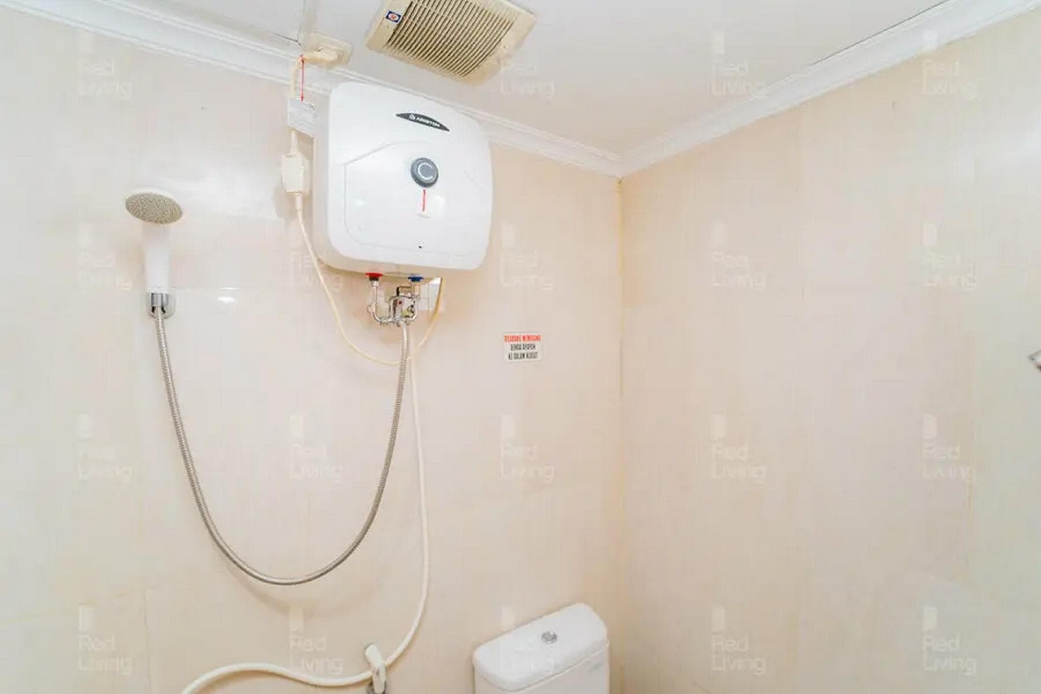 RedLiving Apartemen Green Lake View Cimanggis - WIN Property photo 5