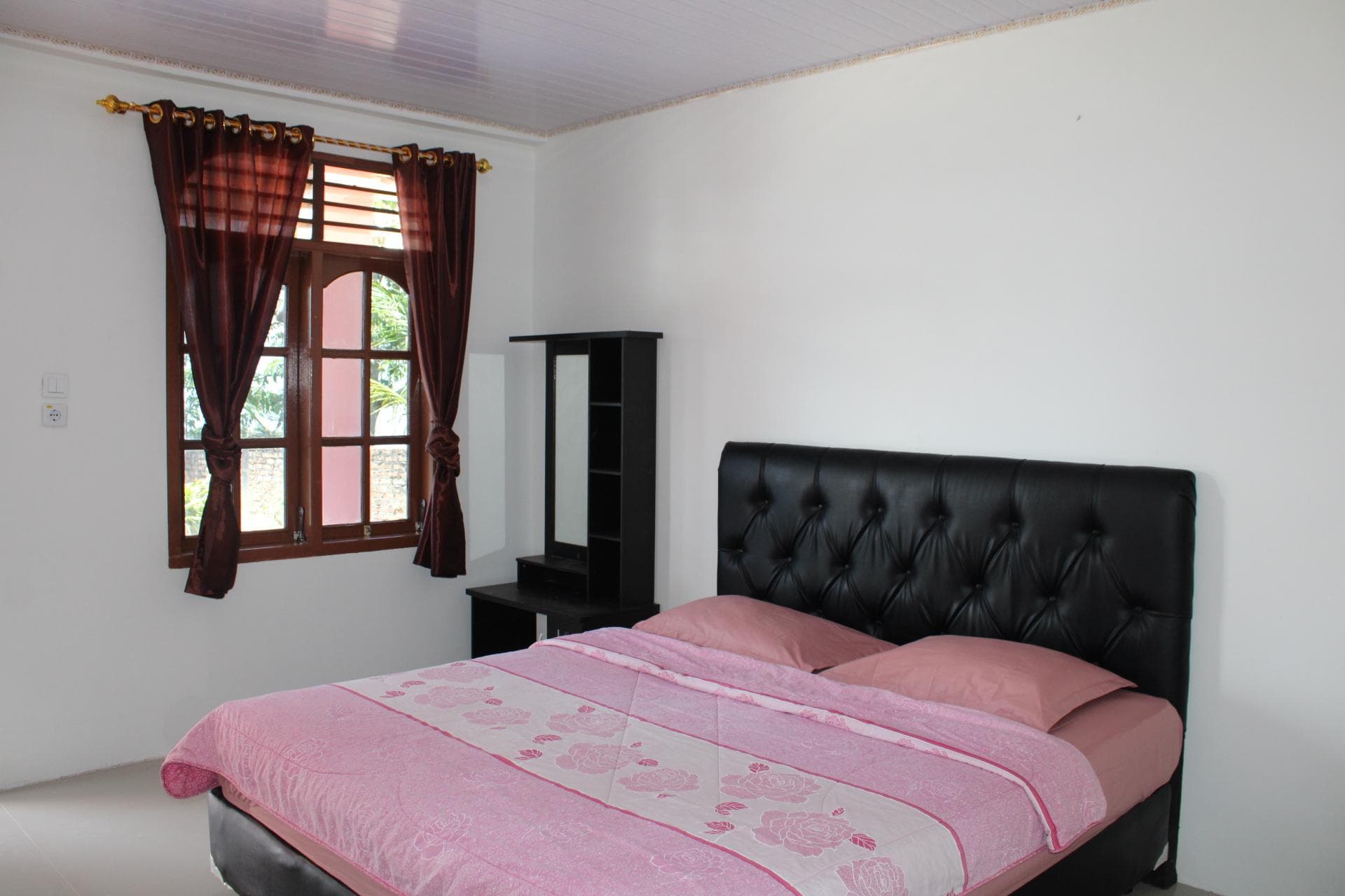 Barbara Hotel, right at Lake Toba photo 2