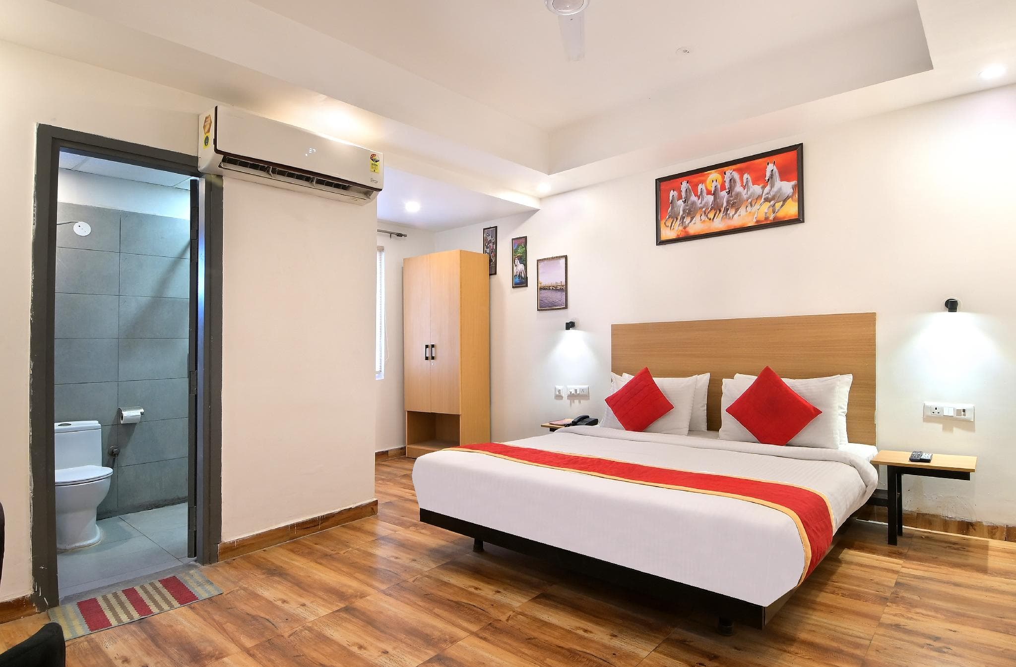 Hotel Red York at Noida Sector 63A photo 2