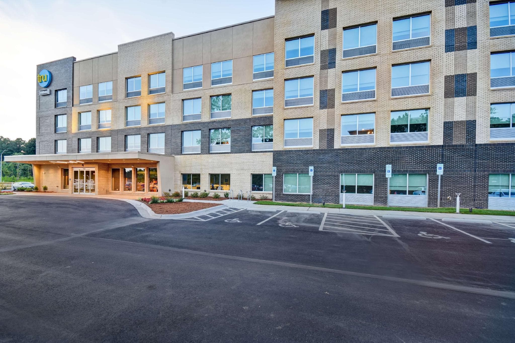Tru by Hilton Raleigh Durham Airport photo 5