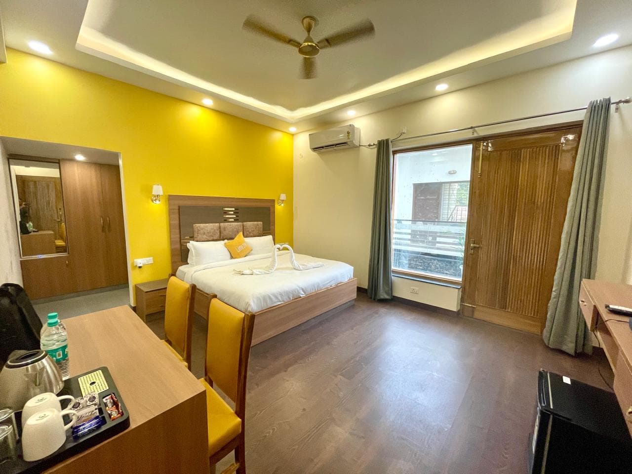 Lime Tree Hotel & One BHK Serviced Apartment Noida Grand Central Next to Sector 51 metro photo 2
