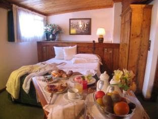 Eight Cortina photo 2