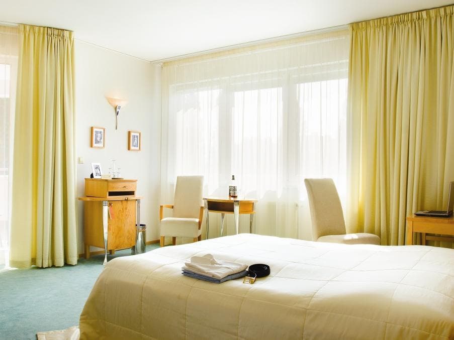 Hotel Set photo 2