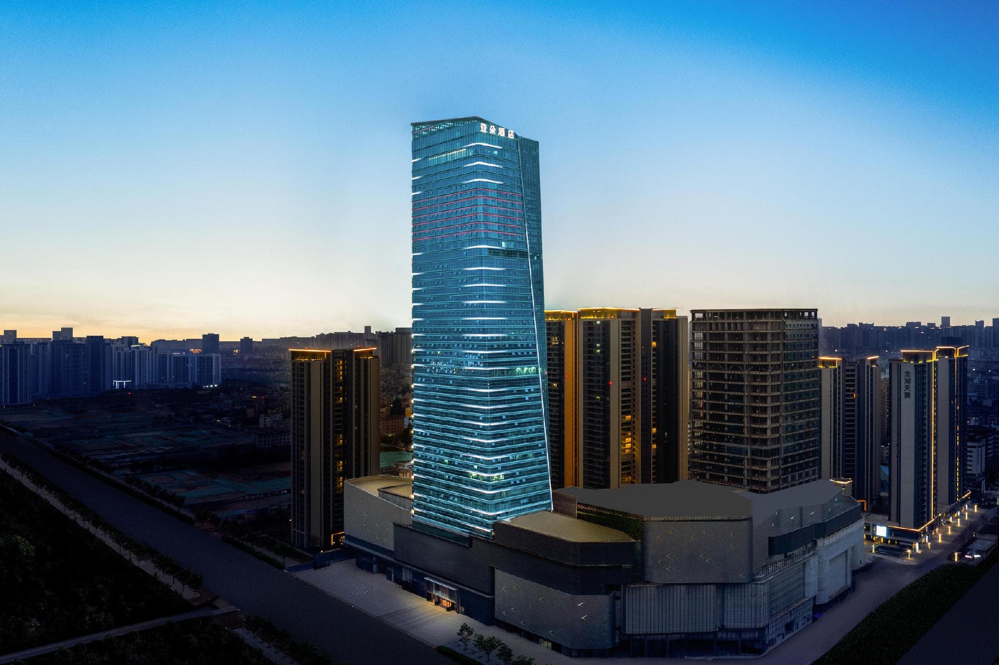 Atour Hotel Kunming Guandu Longhu Times Financial Center