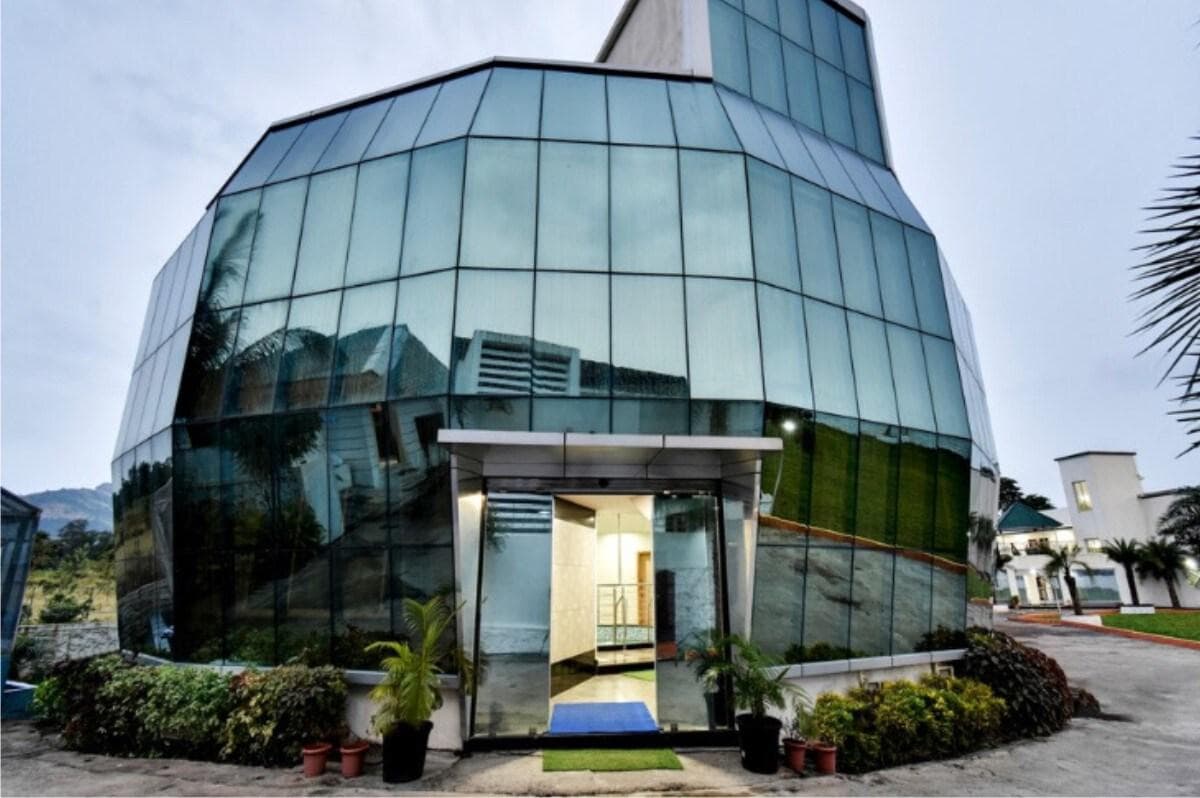 Holiday Aapke liye Water Fall Hotel