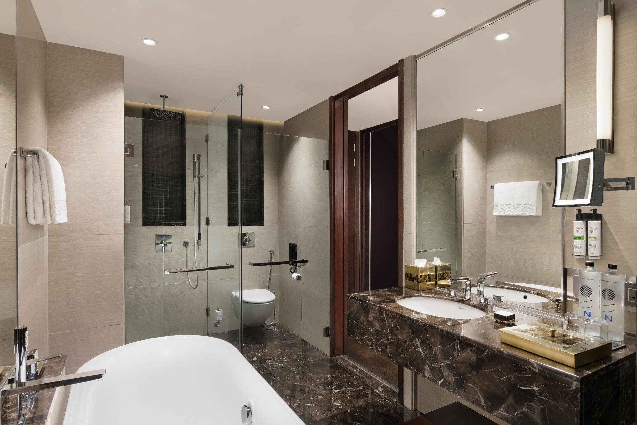 Pullman New Delhi Aerocity photo 2