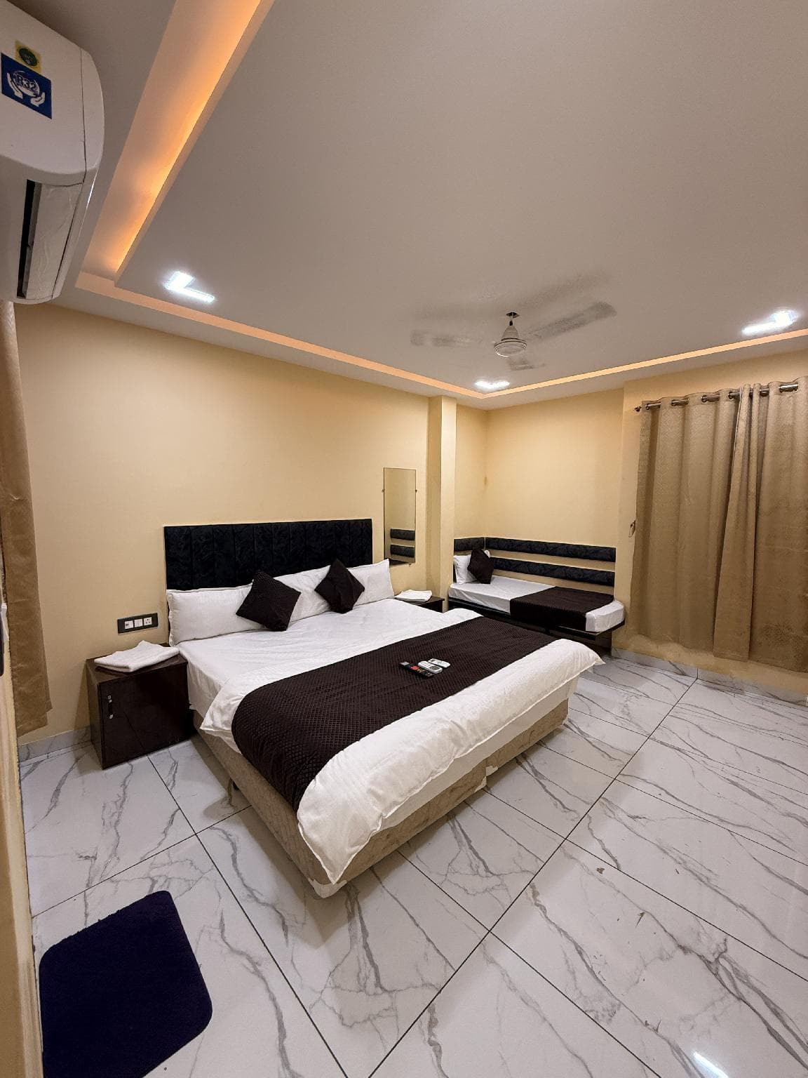 Hotel Roshan photo 2
