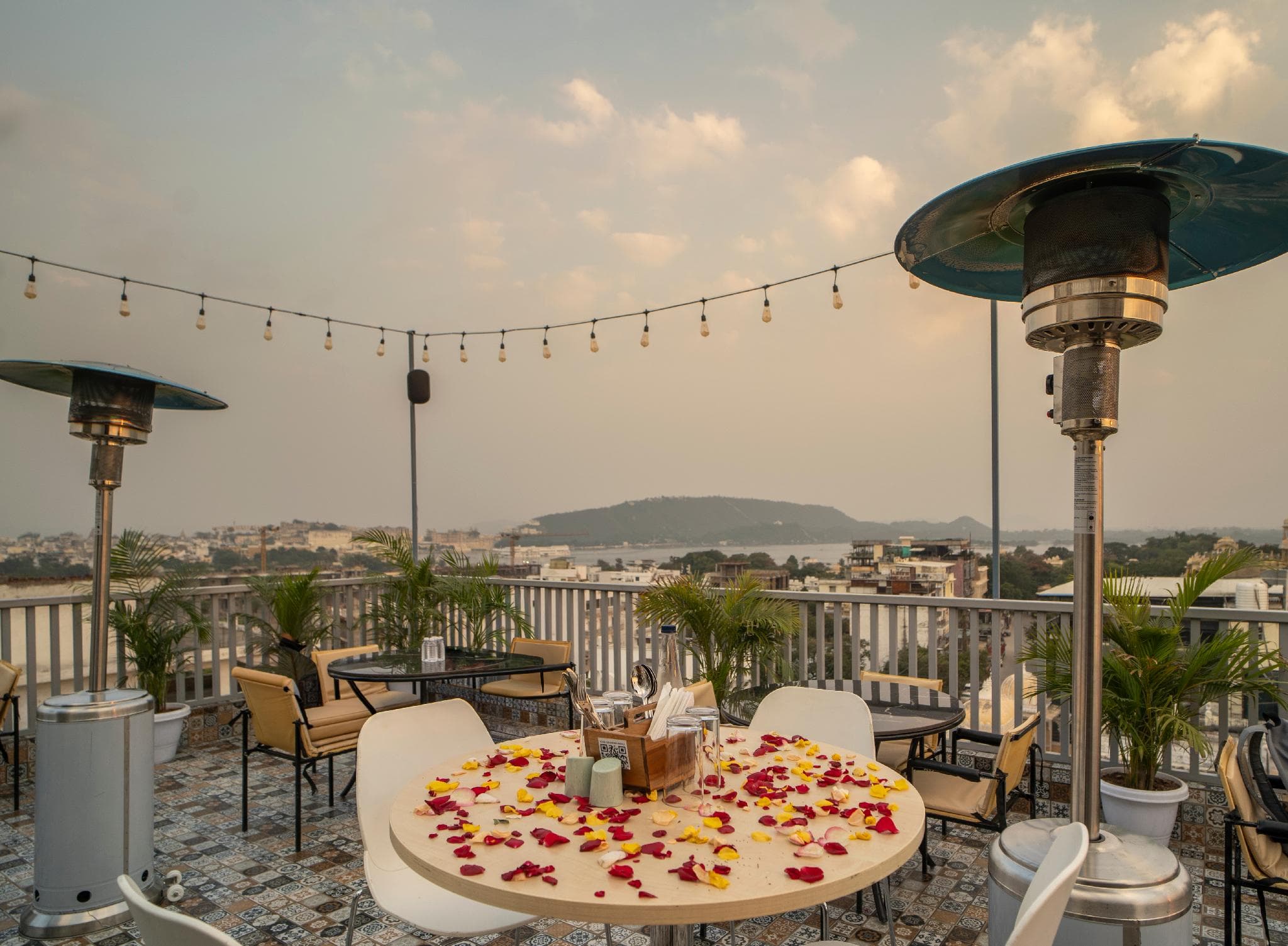 MAYA'S MANOR - A Luxury Lake View Boutique Hotel photo 5