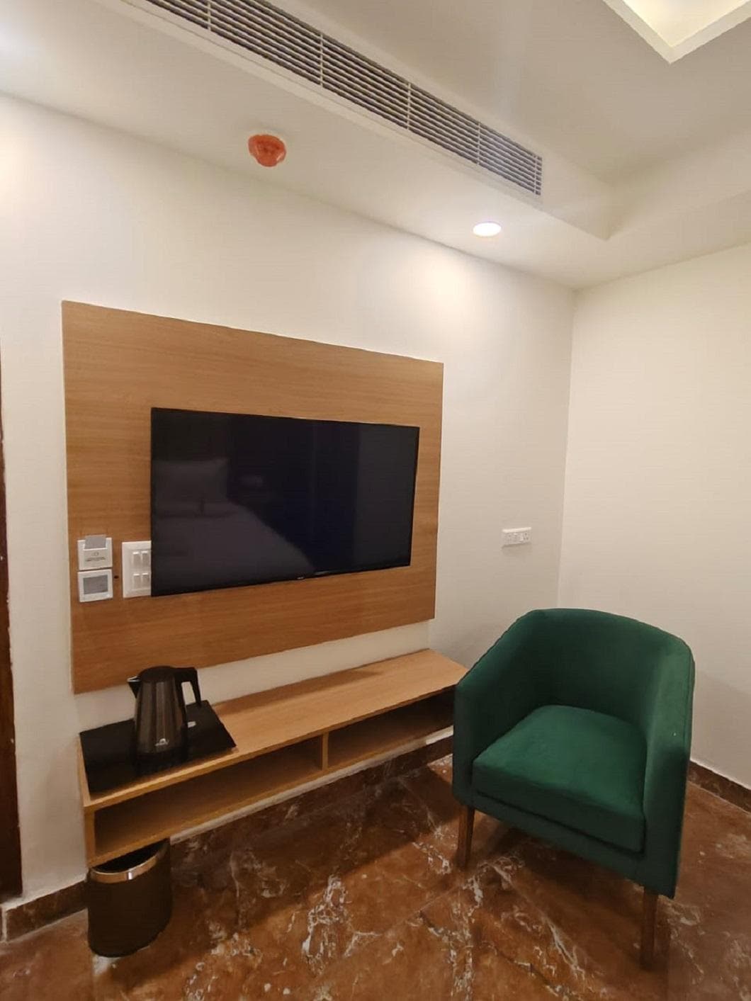 Royal Raven Hotel & Banquet - Greater Noida Nearby India Expo Centre & Mart photo 2
