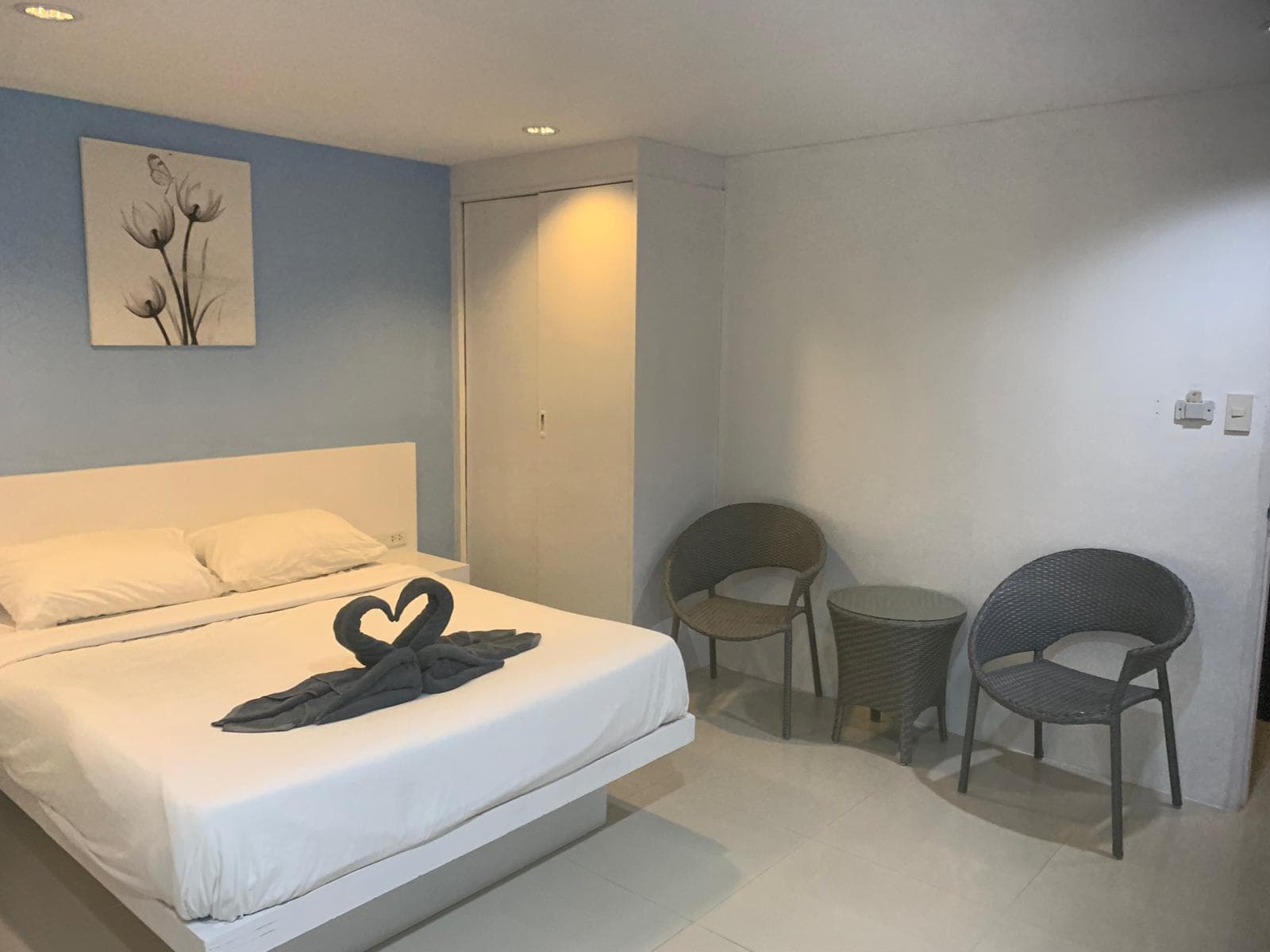 Patong gray house photo 3