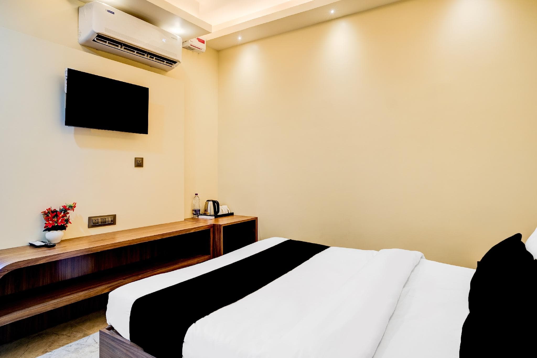 Super Townhouse Bhangagarh Bus Terminal Formerly The Rudra Inn photo 2