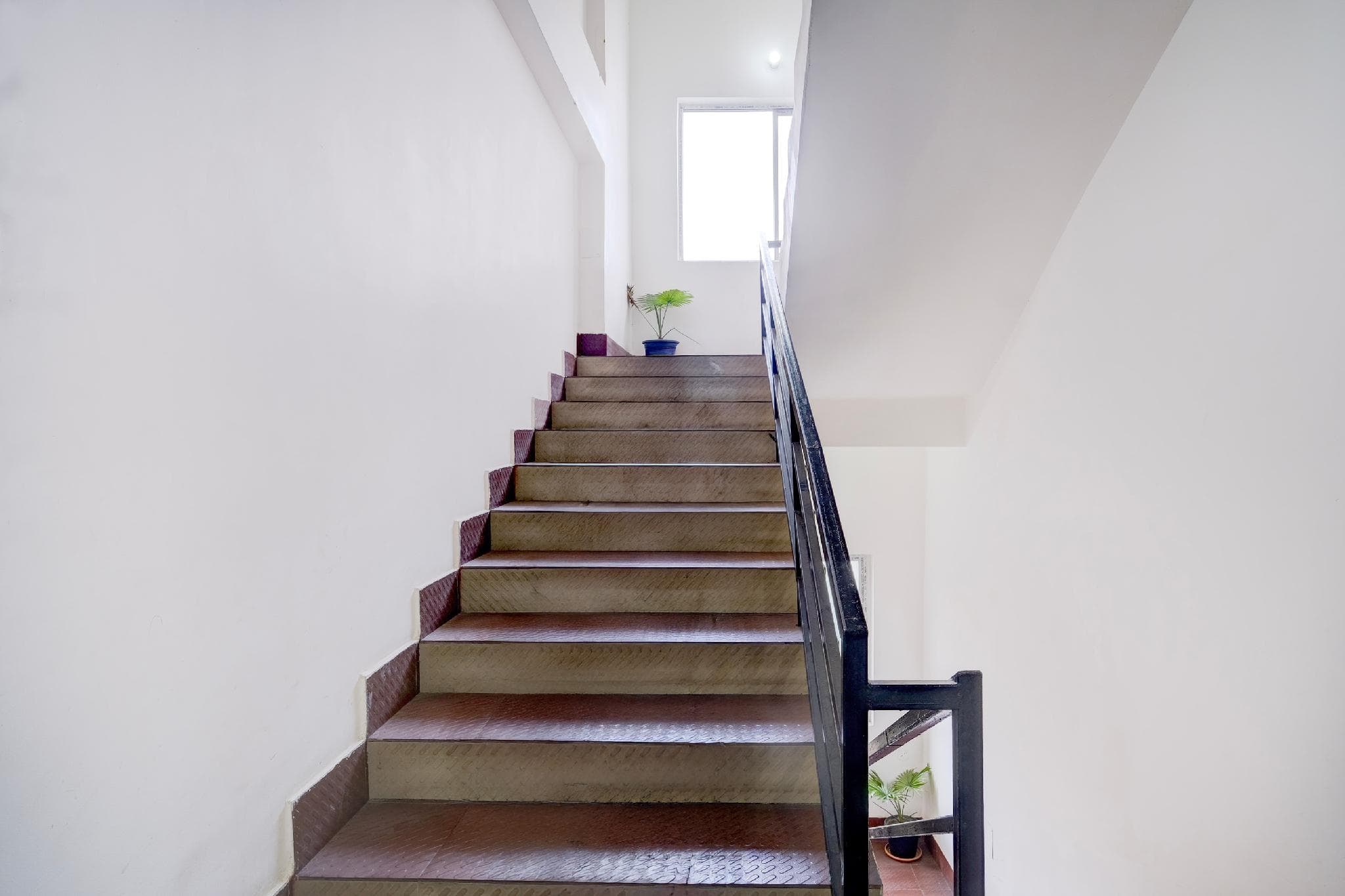 Super Townhouse ISBT Guwahati Formerly The Pinnacle Inn photo 4