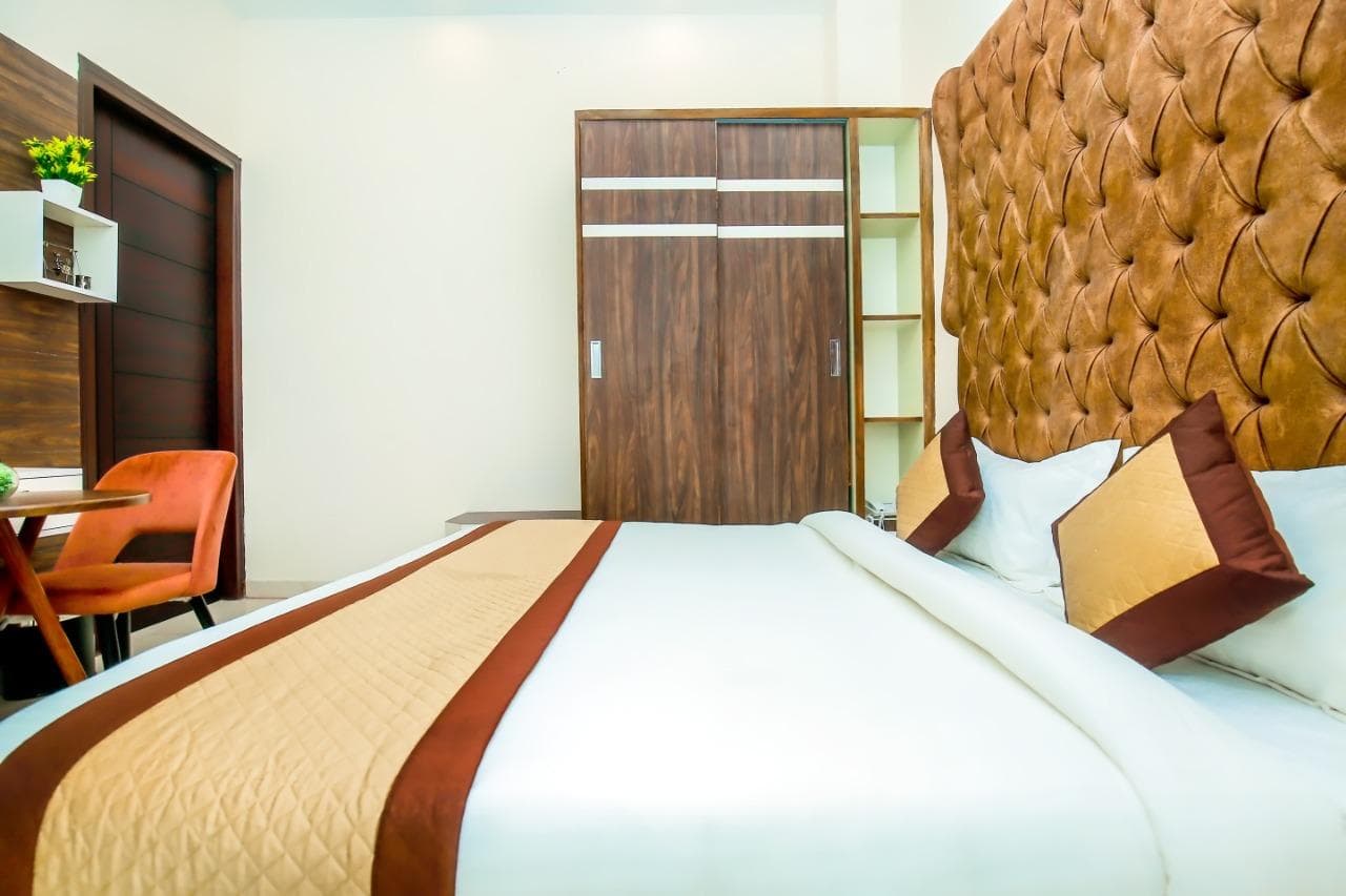 hotel crystal empire photo 2