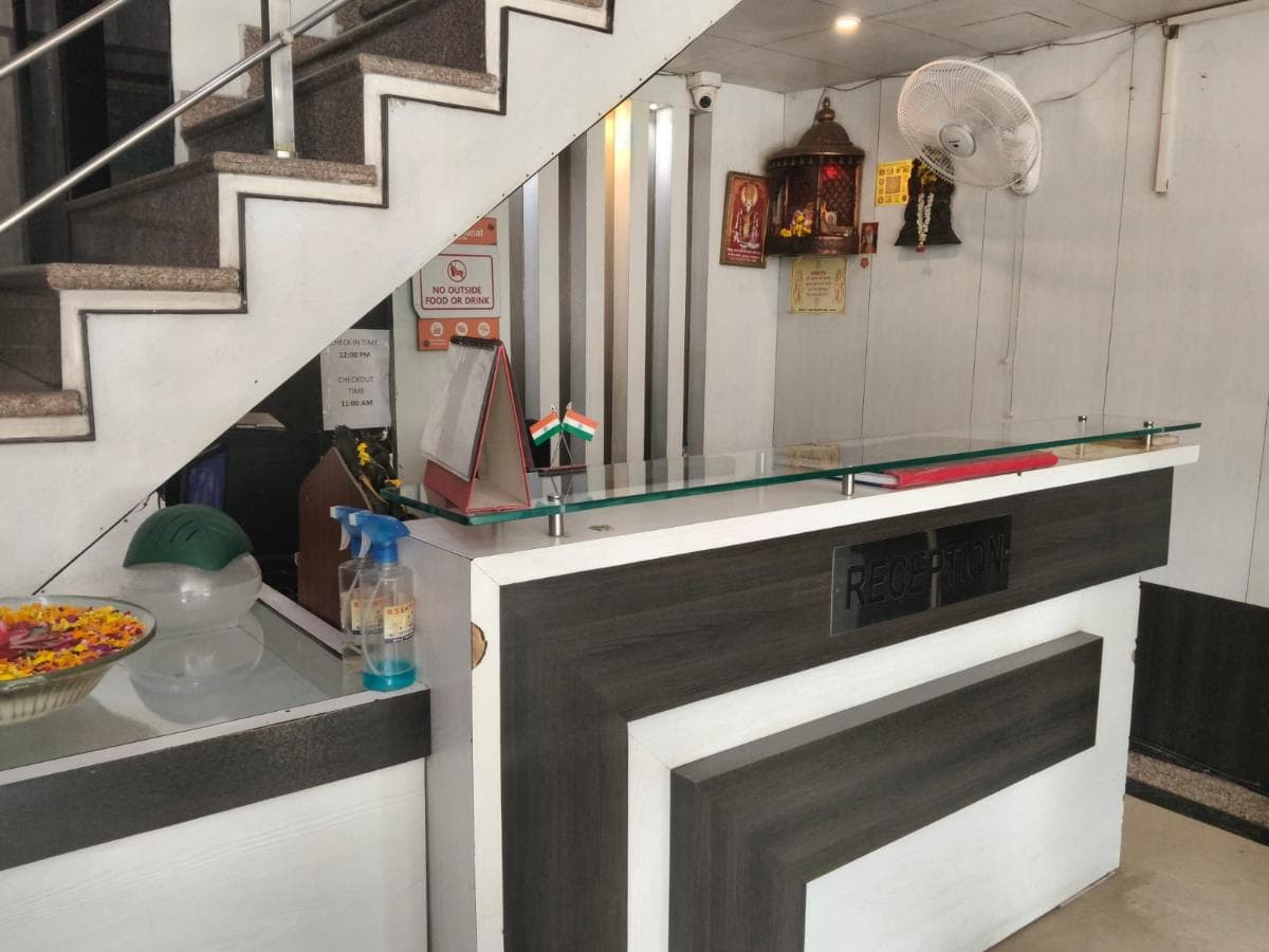 Hotel RK International, Near Charbagh Railway Station photo 5
