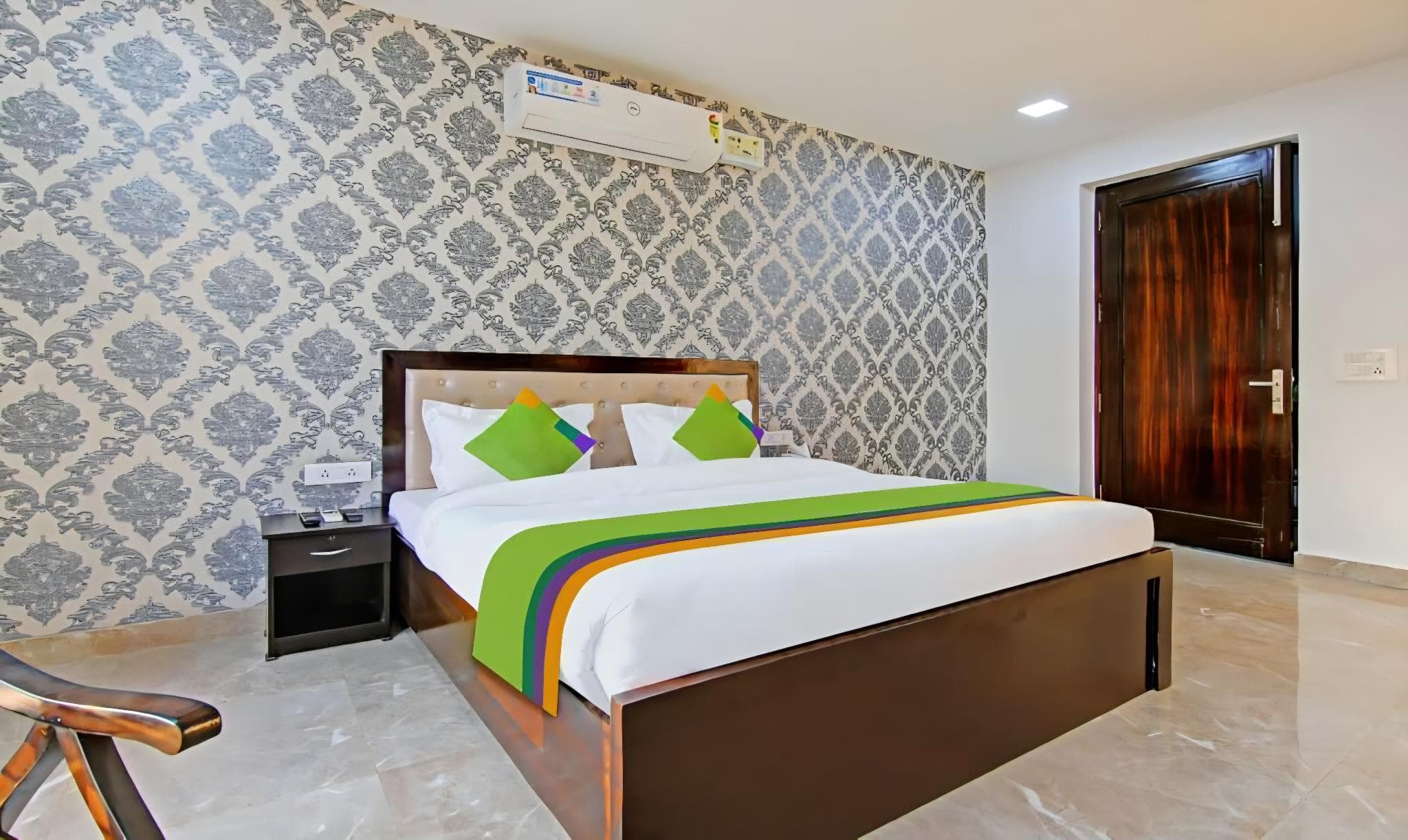 Posh Classic - Sector 45 Millennium City Centre Gurugram photo 3