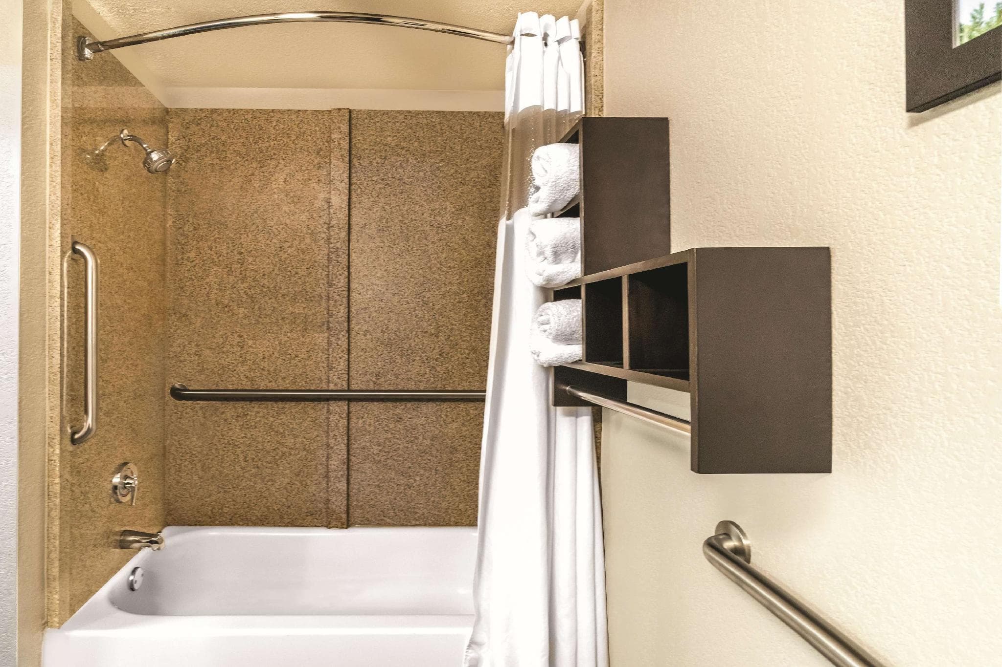 La Quinta Inn & Suites by Wyndham Rome photo 2