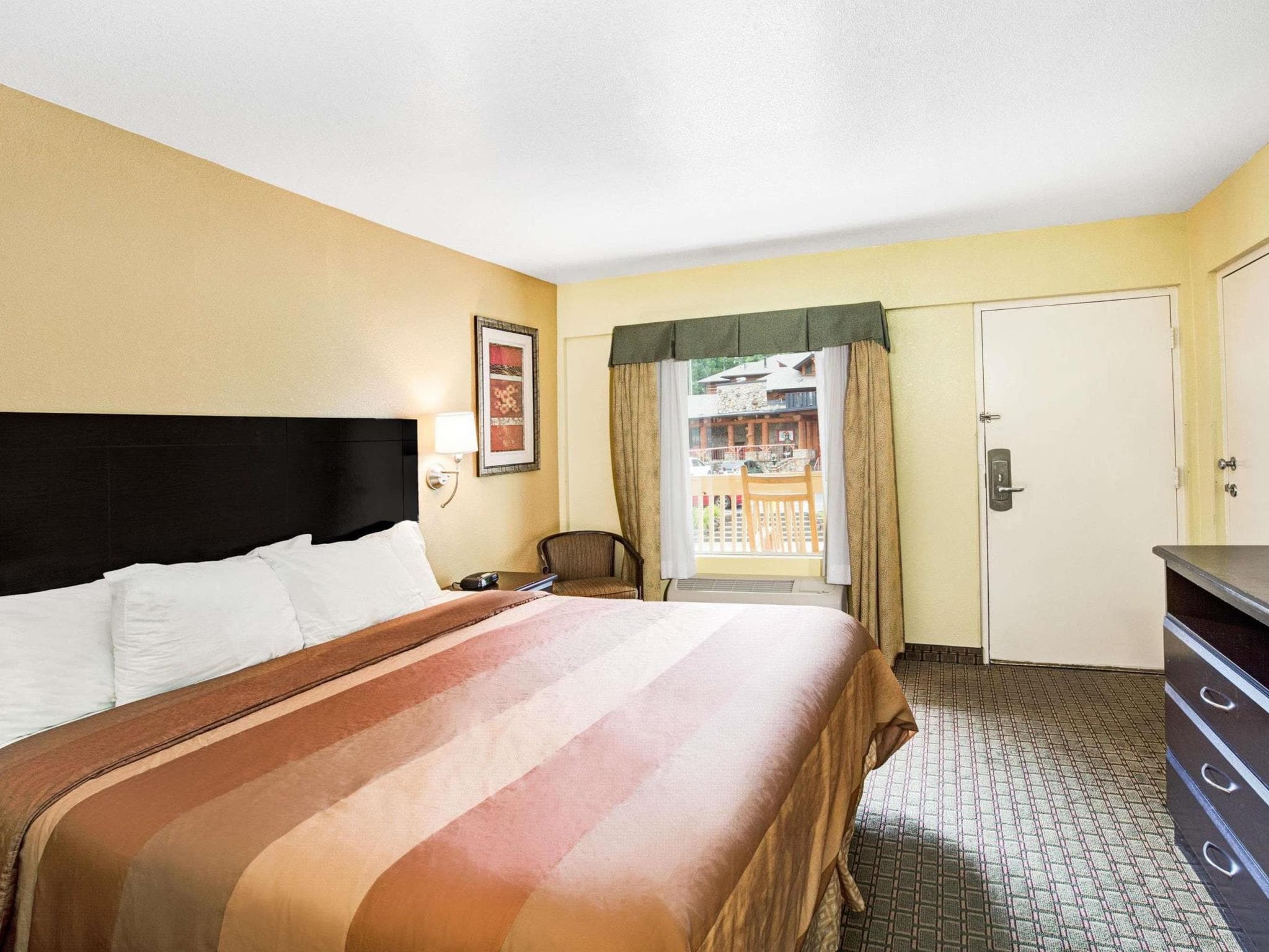 Days Inn & Suites by Wyndham Downtown Gatlinburg Parkway photo 3