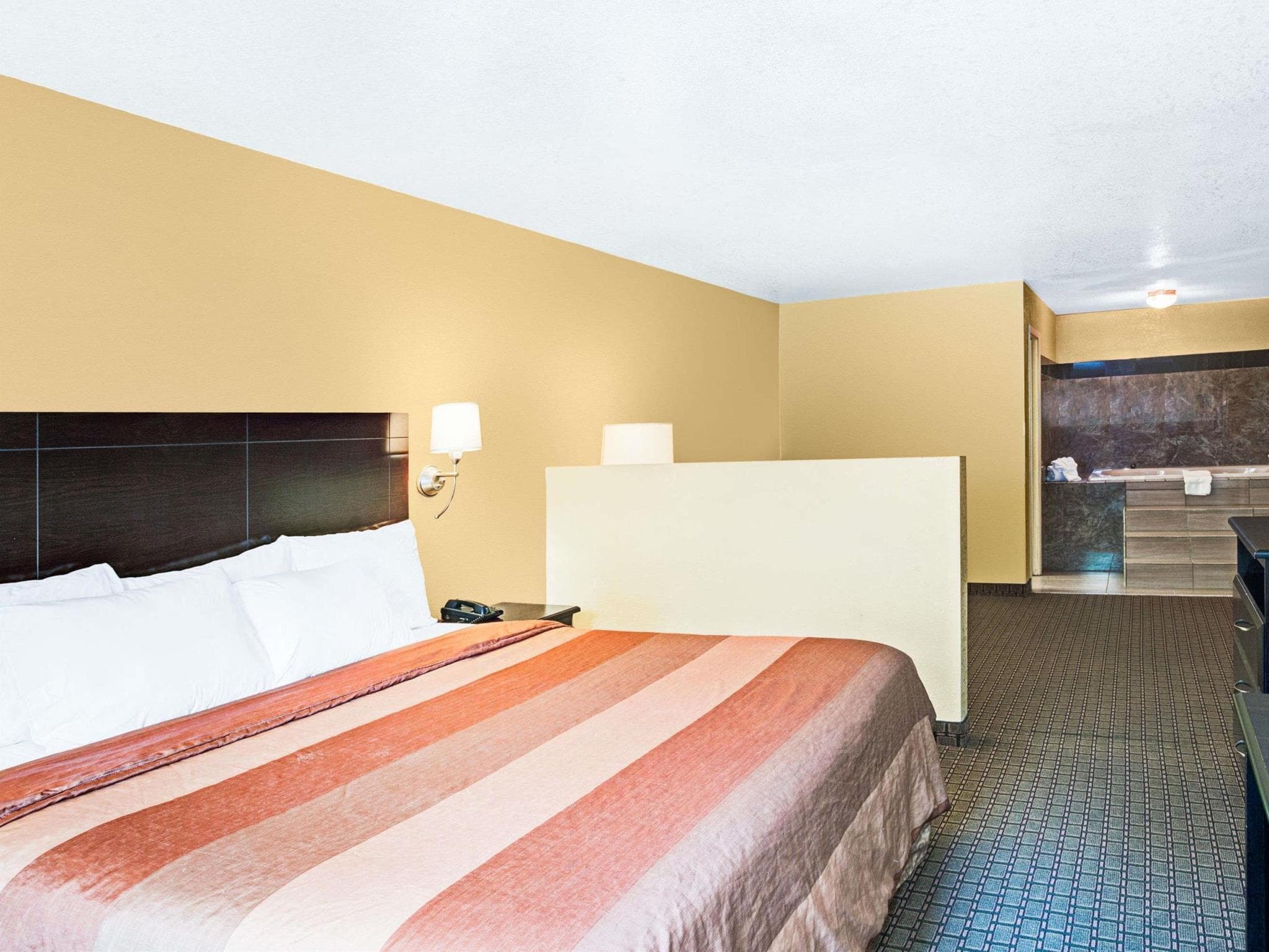 Days Inn & Suites by Wyndham Downtown Gatlinburg Parkway photo 5