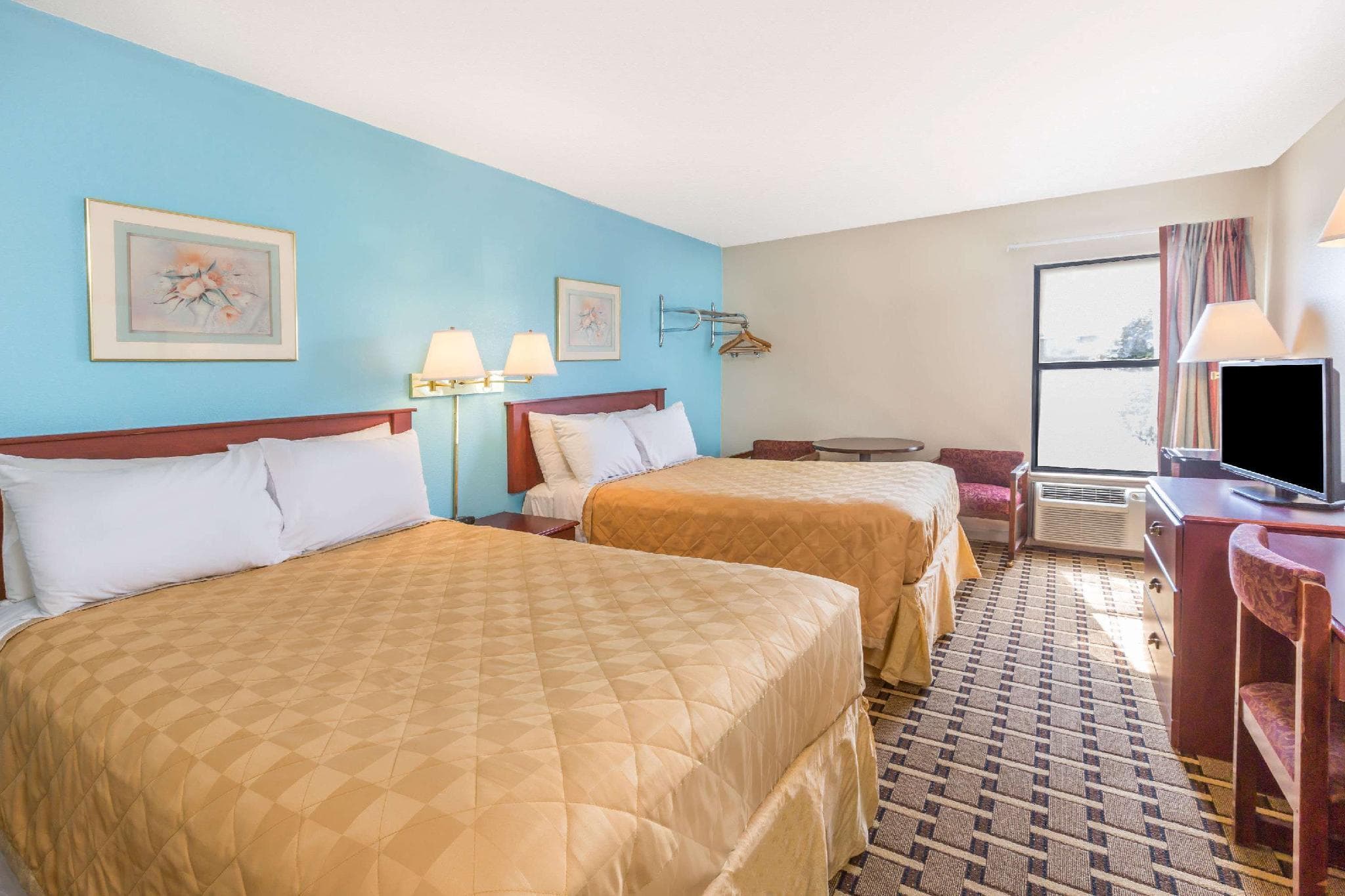 Super 8 By Wyndham Knoxville Downtown Area photo 2