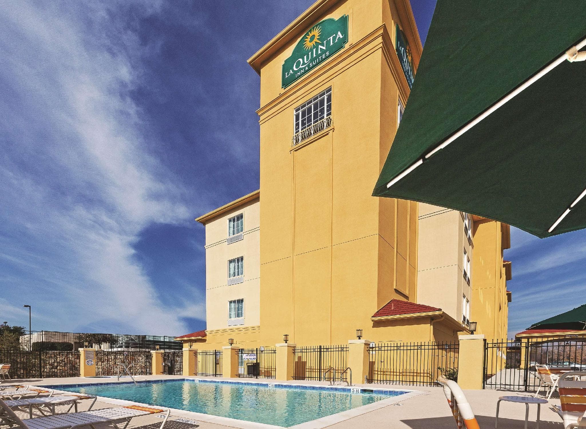 La Quinta Inn & Suites by Wyndham Fort Worth Arlington West photo 5
