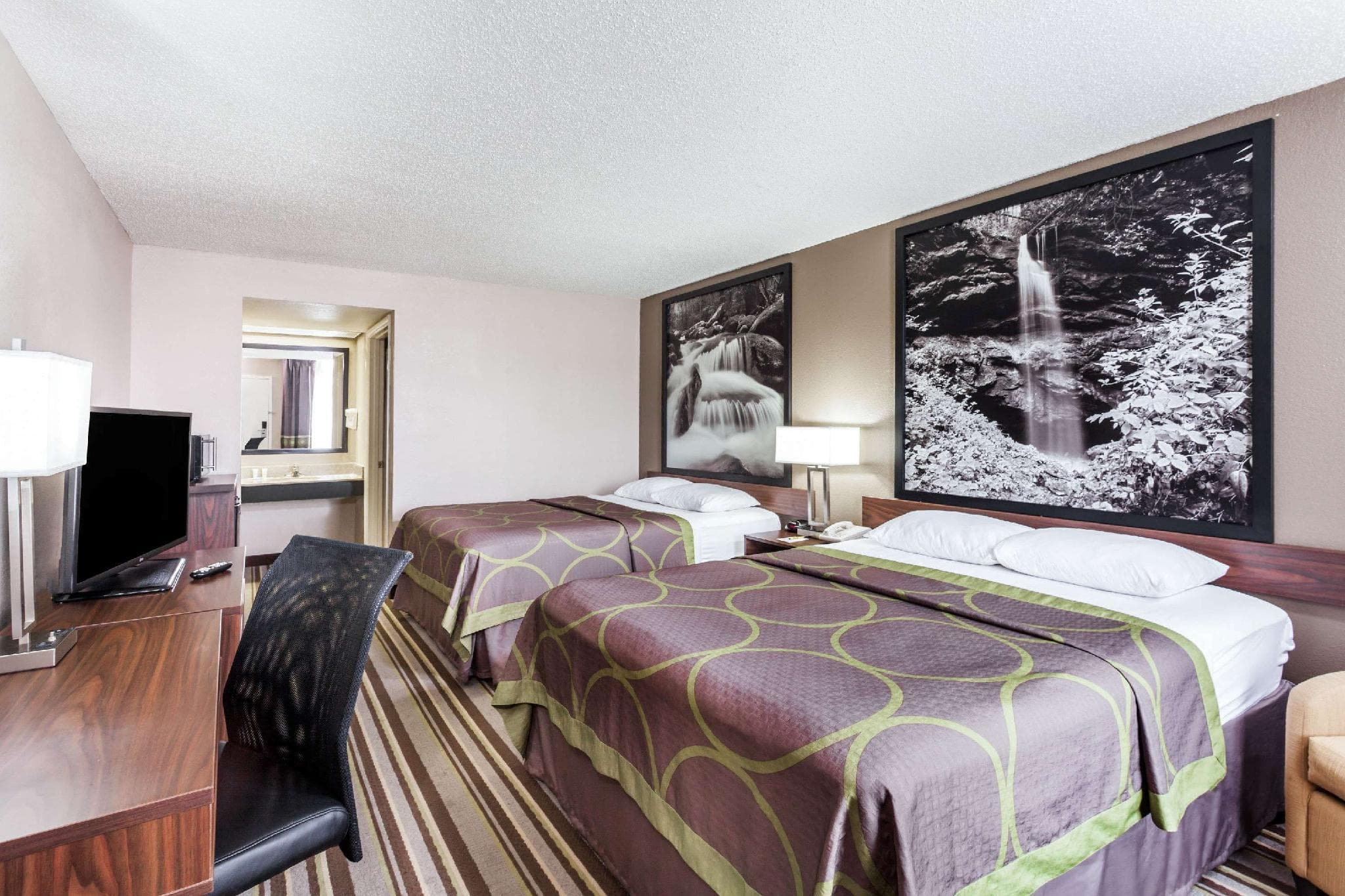 Super 8 by Wyndham Pigeon Forge Dollywood Lane photo 2