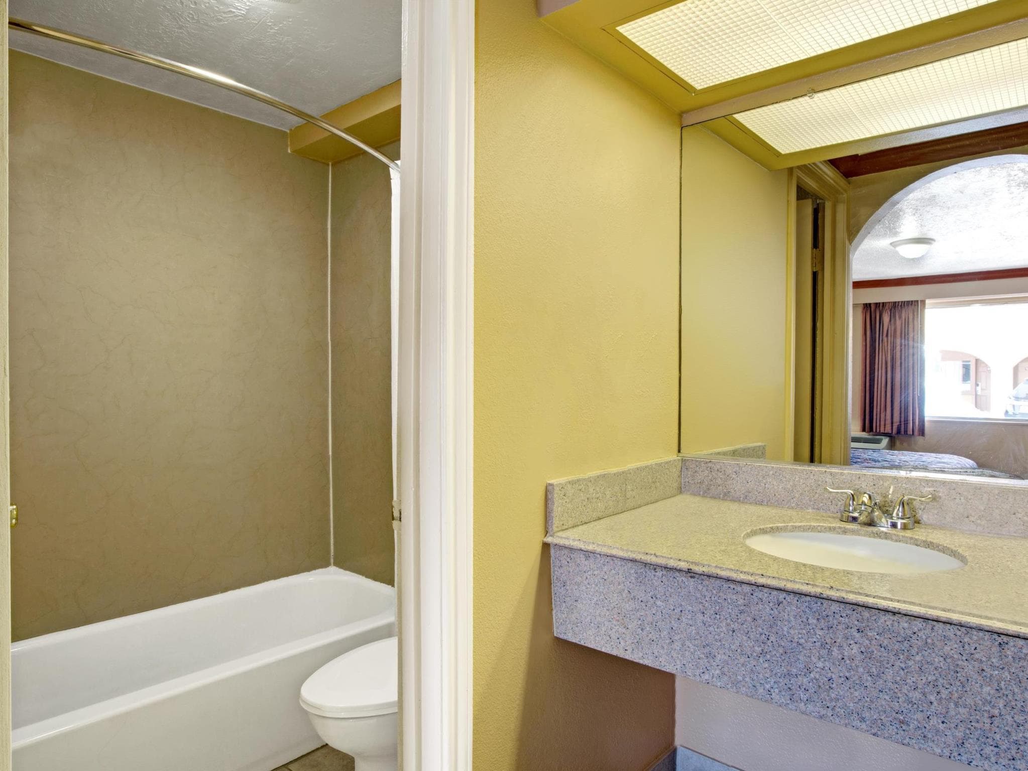 Econo Lodge Galveston Seawall photo 3