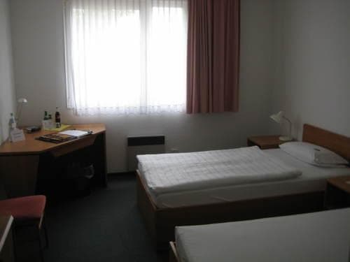 Hotel Cafe Galerie I Hannover-Garbsen I Free Parking photo 2