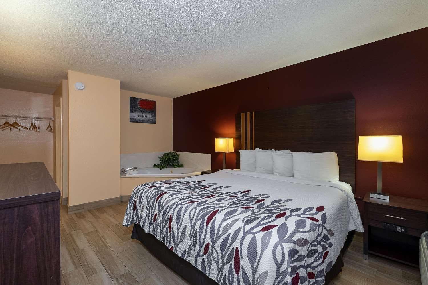 Red Roof Inn Valdosta - University photo 2