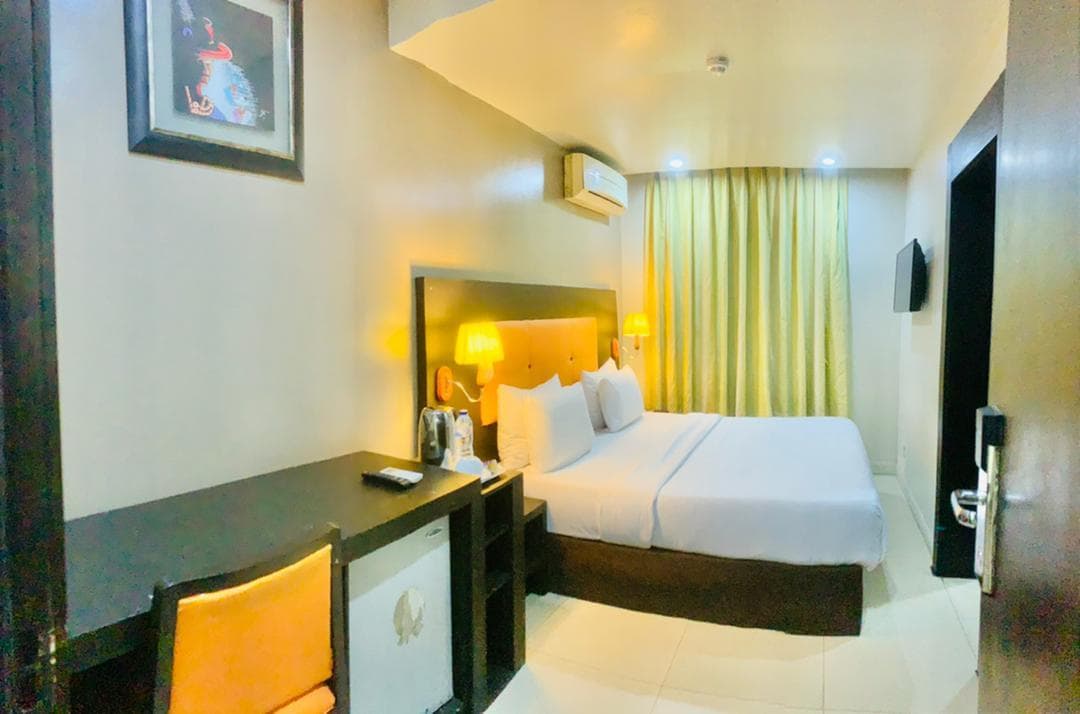 Oakspring Hotel & Luxury Suites photo 2